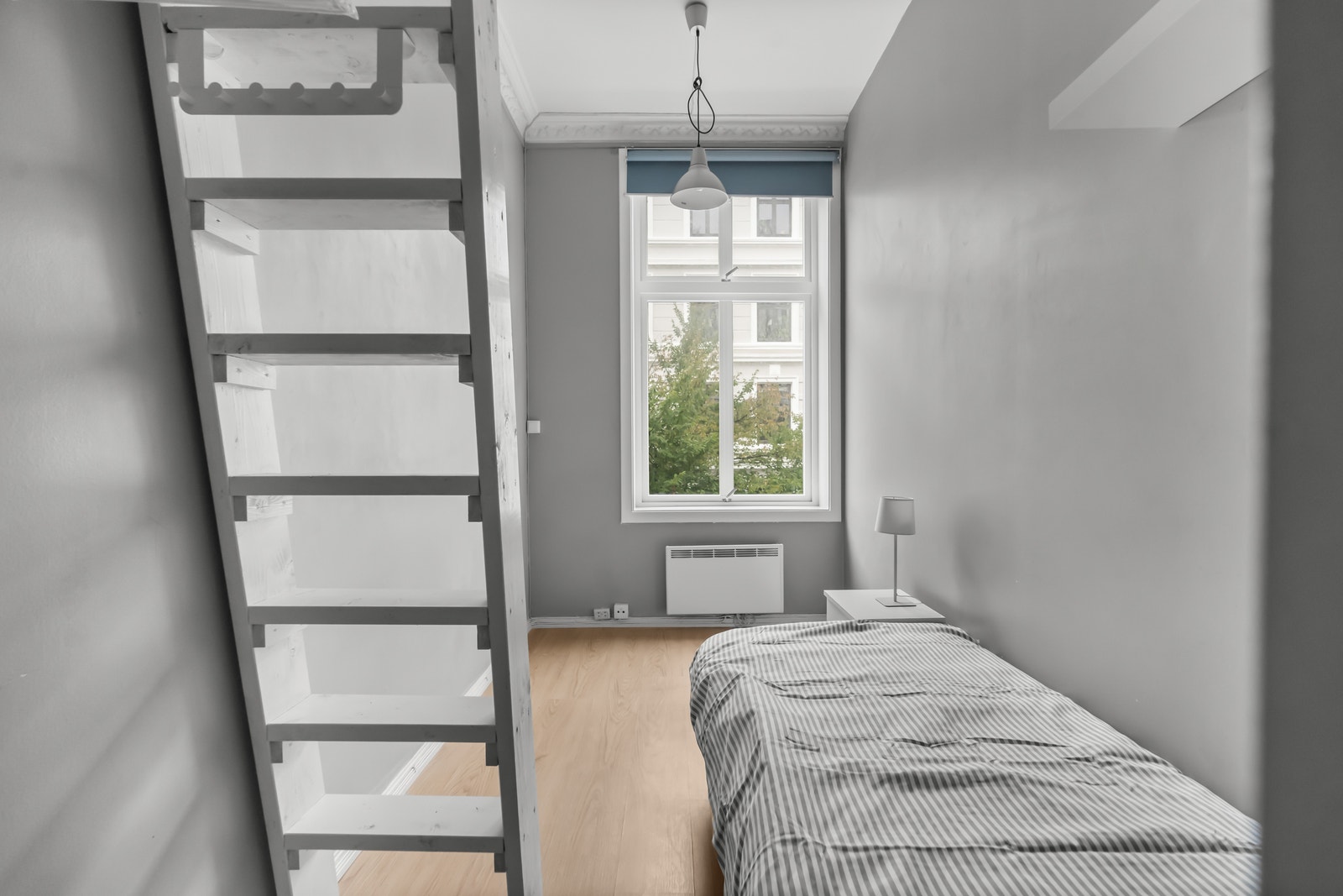 Smart rom med god utnyttelse av plass. Seng kan benyttes om ønskelig. Galleribilde