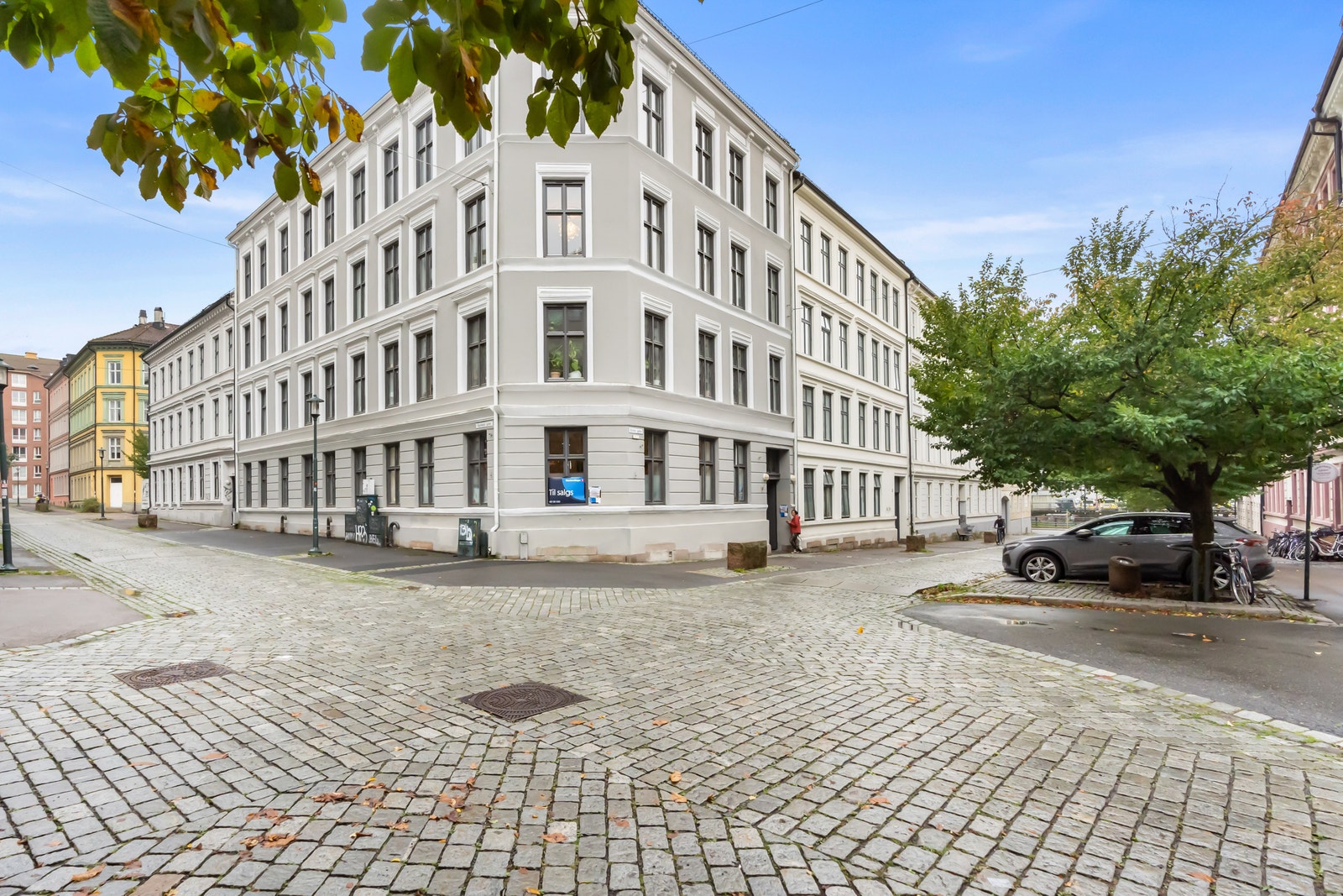 Miljøgate med lite trafikk. Og mange gateparkeringer utenfor. Det er ofte ledige plasser. Galleribilde