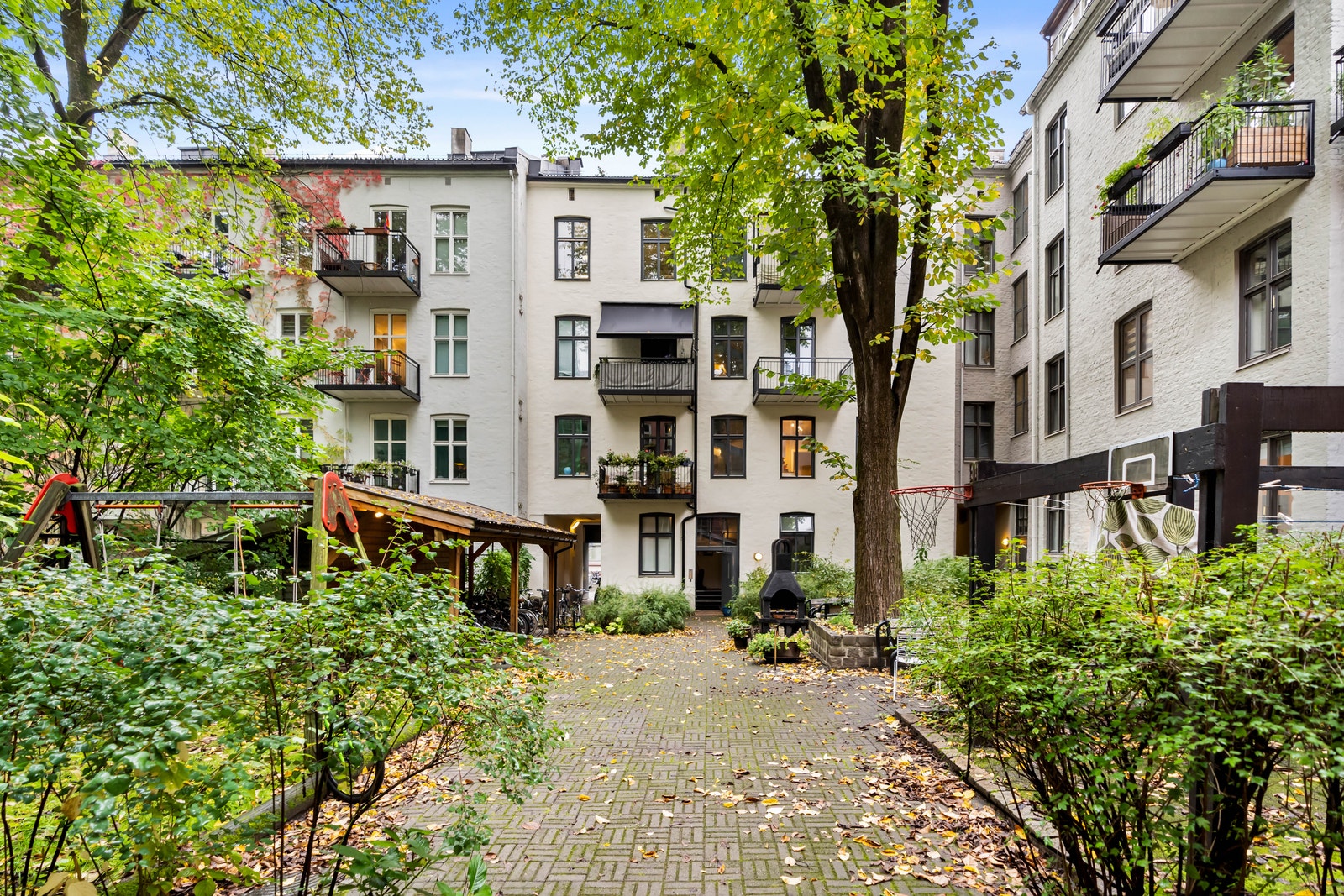 Bakgården en fin høstdag. Sykkelparkering til venstre. Galleribilde