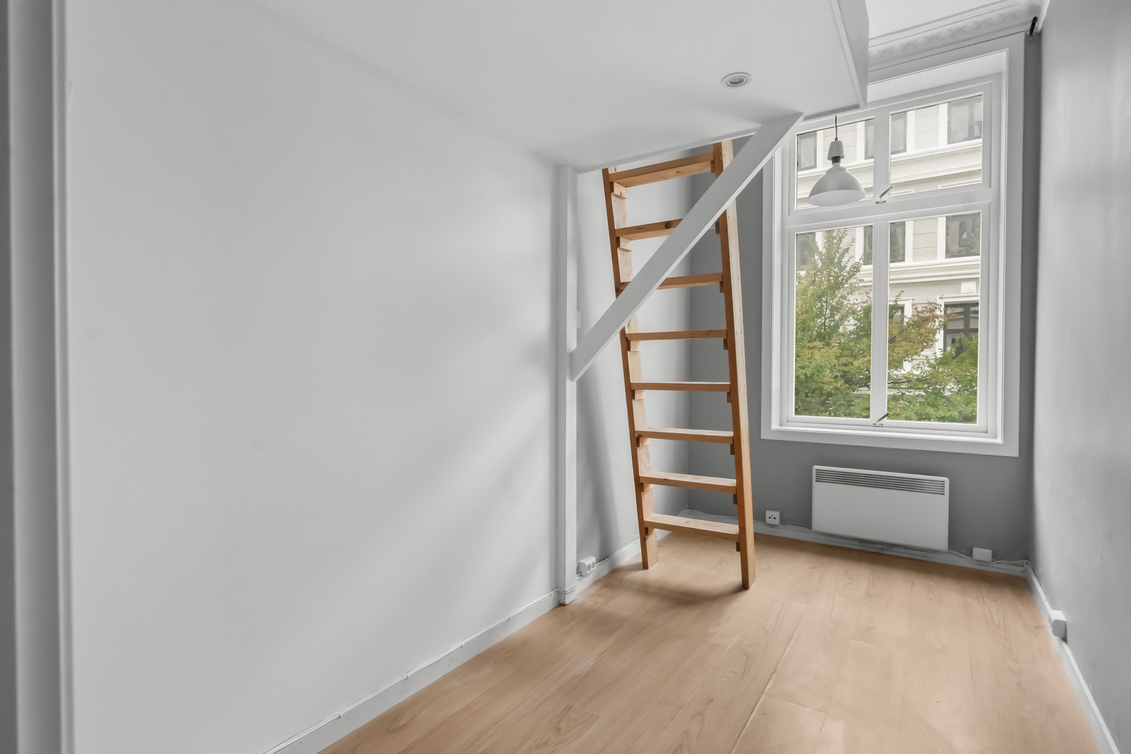God plass under hems med downlights Galleribilde