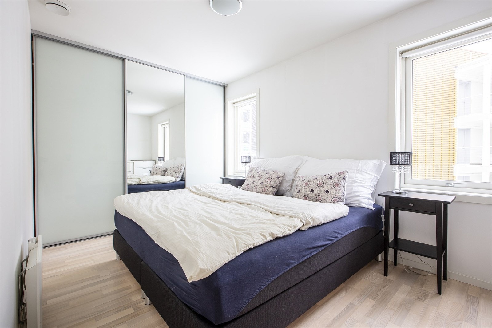 Hovedsoverom med skyvedørs garderobe Galleribilde
