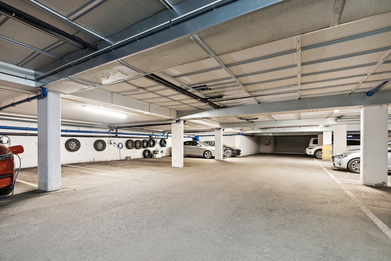 Garasjeplass med elbillader Galleribilde