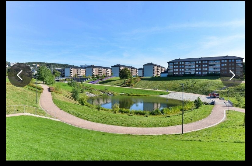 Bjerkedalen park er like i nærheten av boligen. Her er det ballbane, sandvolleyballbane, dam og turveier Galleribilde