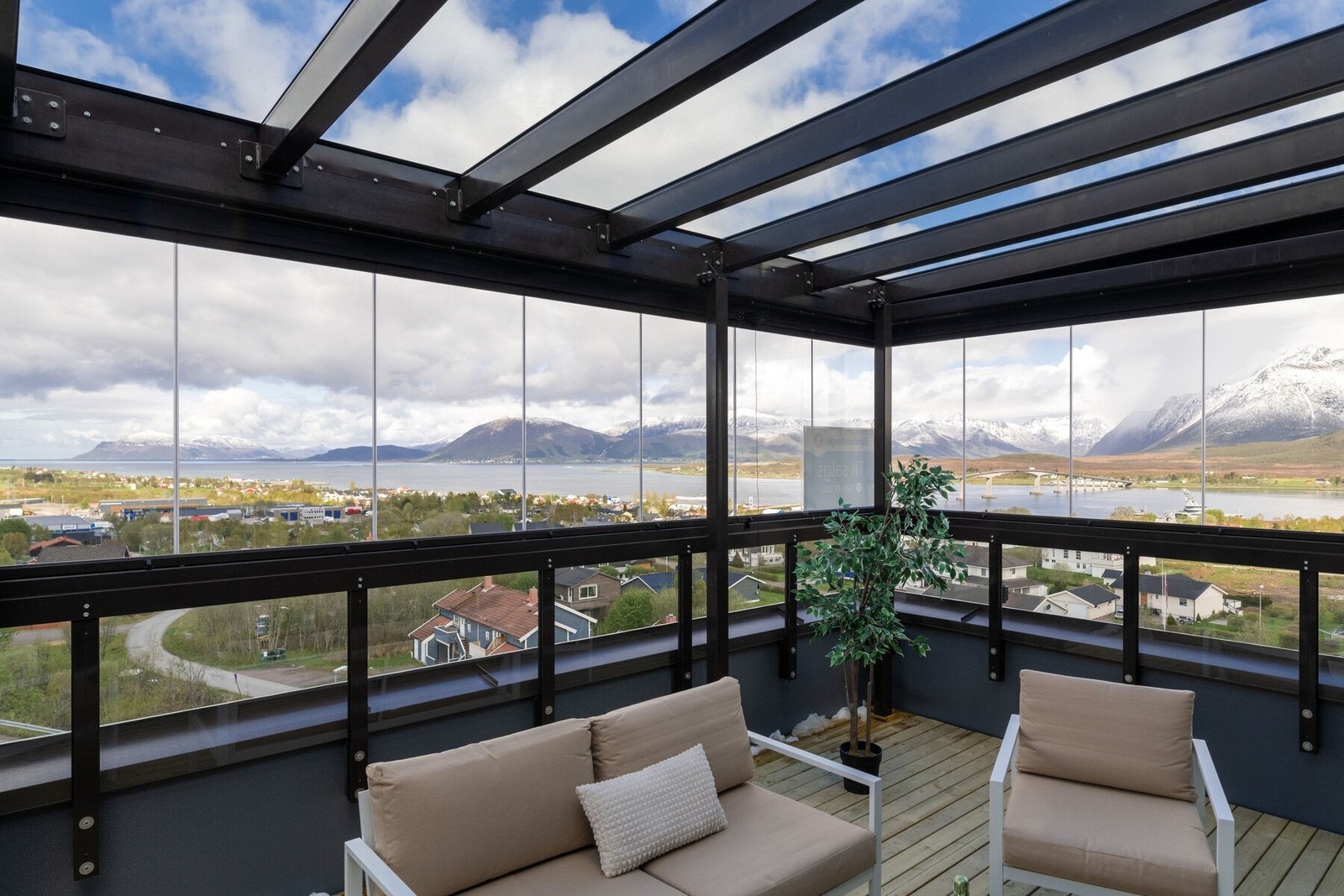 Innglasset balkong med fantastisk utsikt Galleribilde