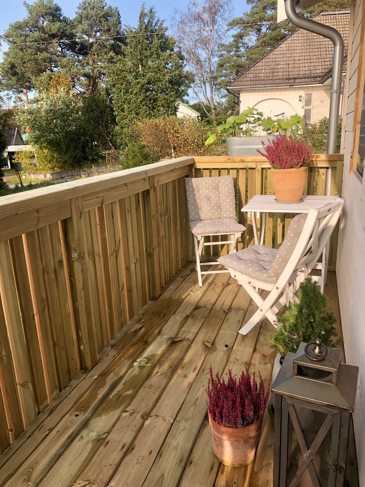 Terrasse ved inngangspartiet med ettermiddags- og kveldssol Galleribilde