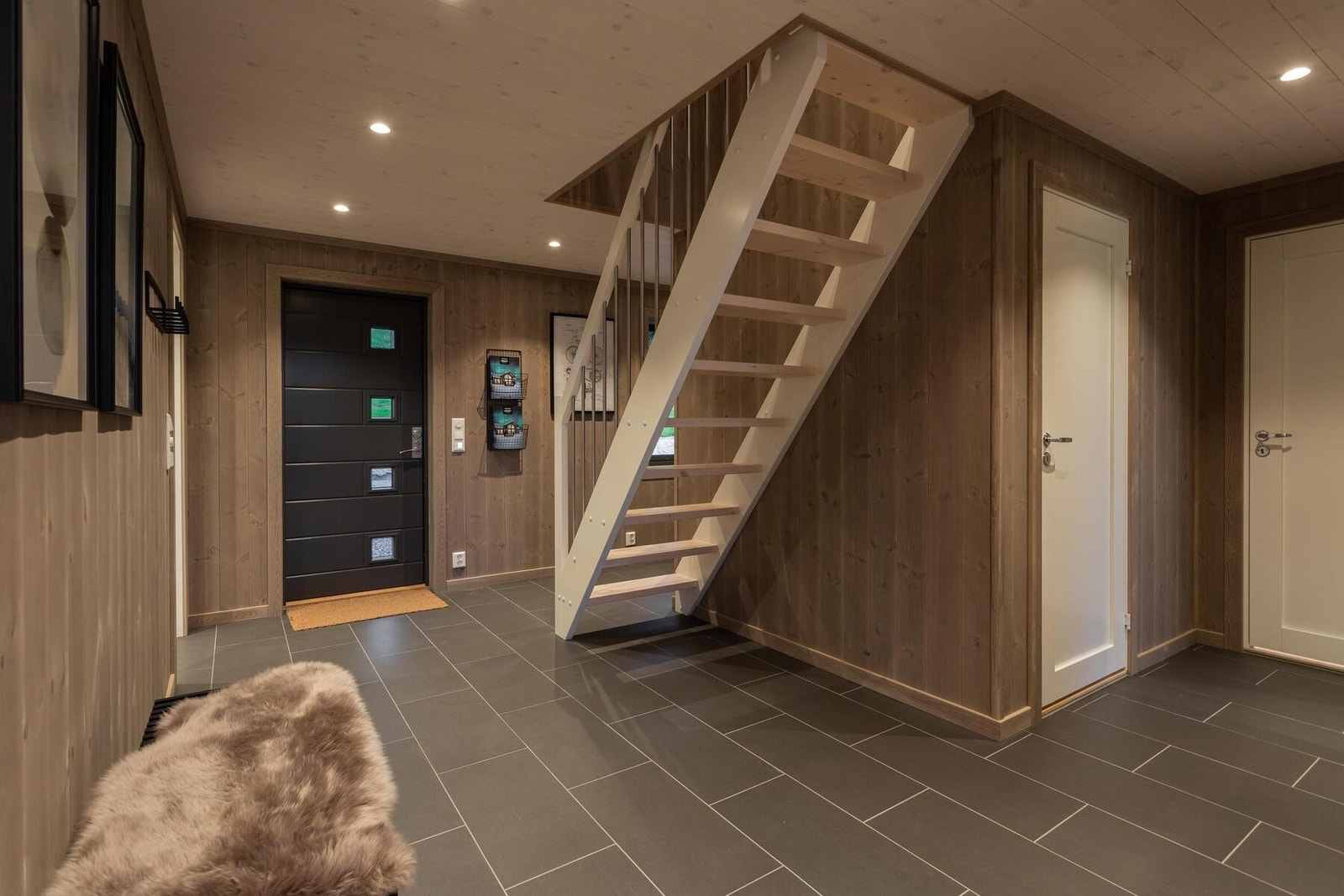 Flislagte gulv med varmekabler i gangen. Foto fra Polar 110 visningshytte på Hellerudsletta Galleribilde