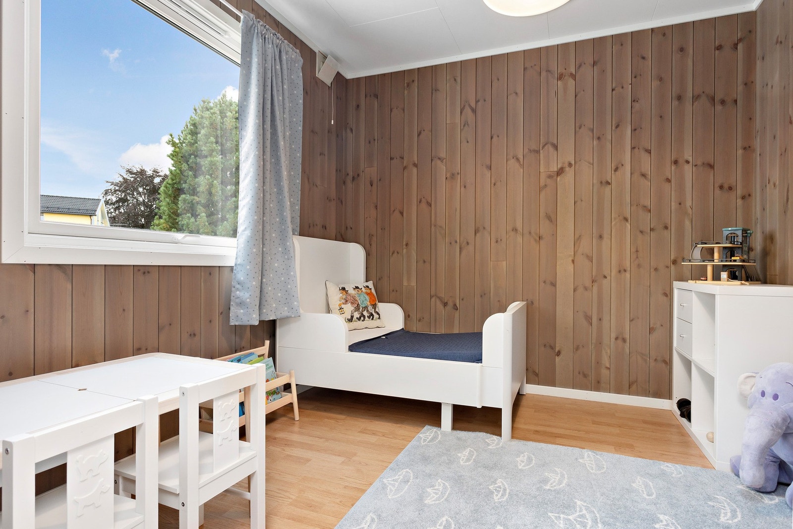 Lyst og pent soverom på 7 kvm vendt mot baksiden av huset. Galleribilde