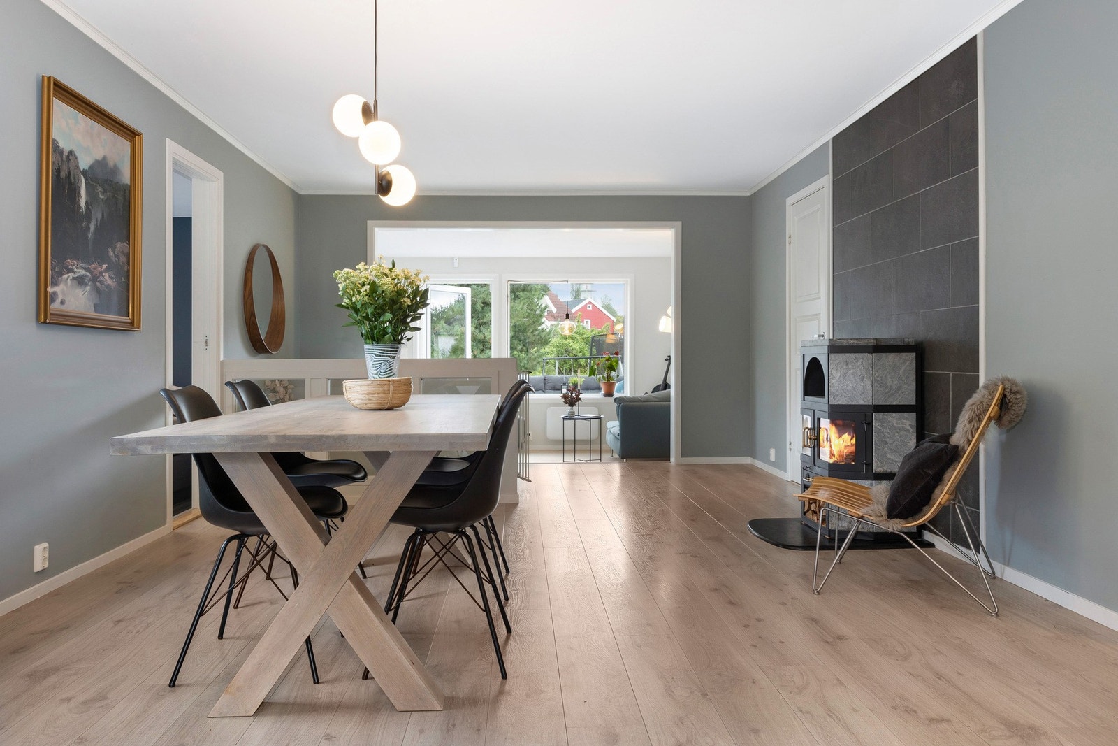 Spisestuen ligger svært flott til med nærhet til vedovnen. Her det plass til hele storfamilien og flere til. Galleribilde