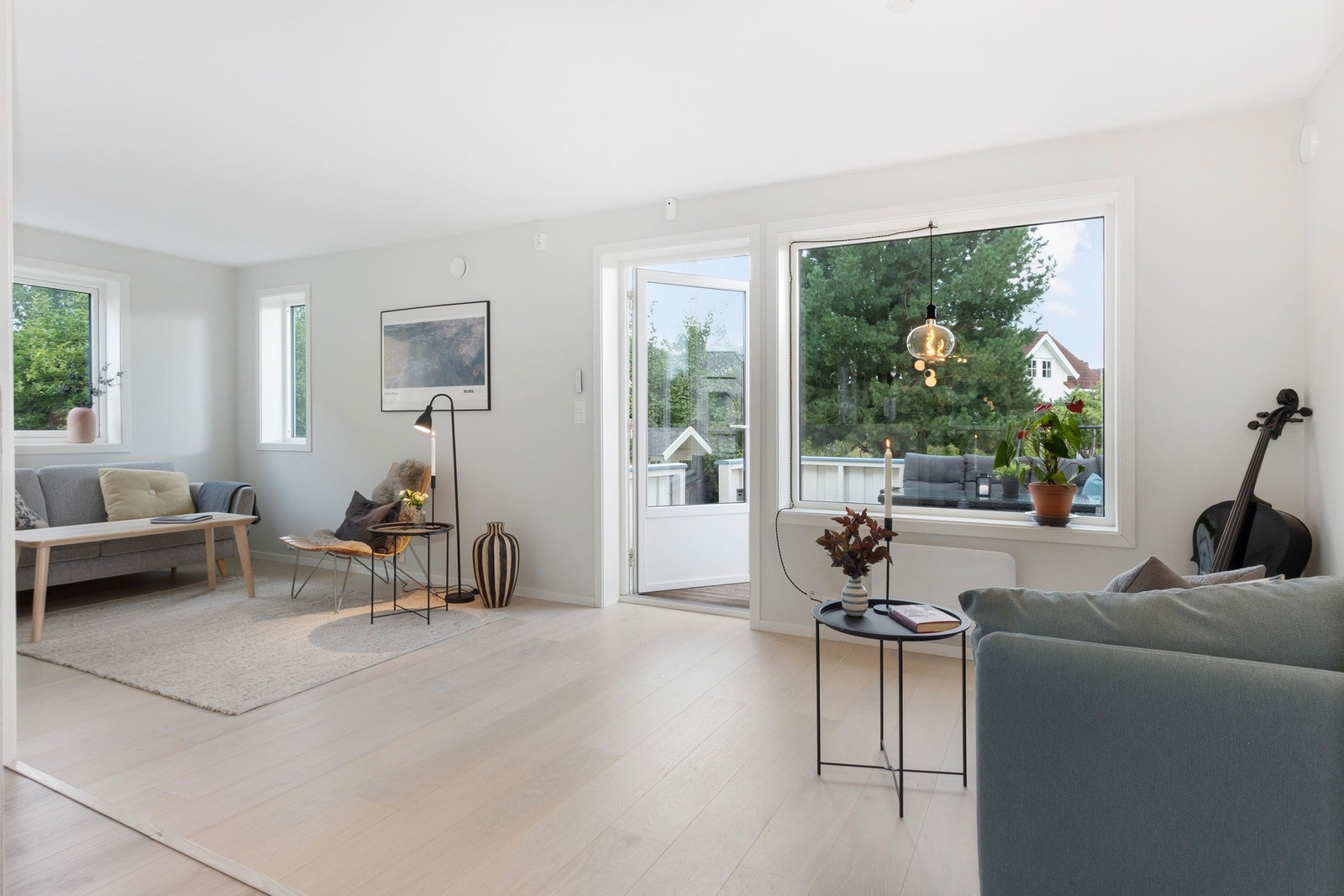 Mot baksiden av huset finner vi en lekker, lys og innbydende tv-stue hvor du får utgang til terrassen og hagen. Galleribilde