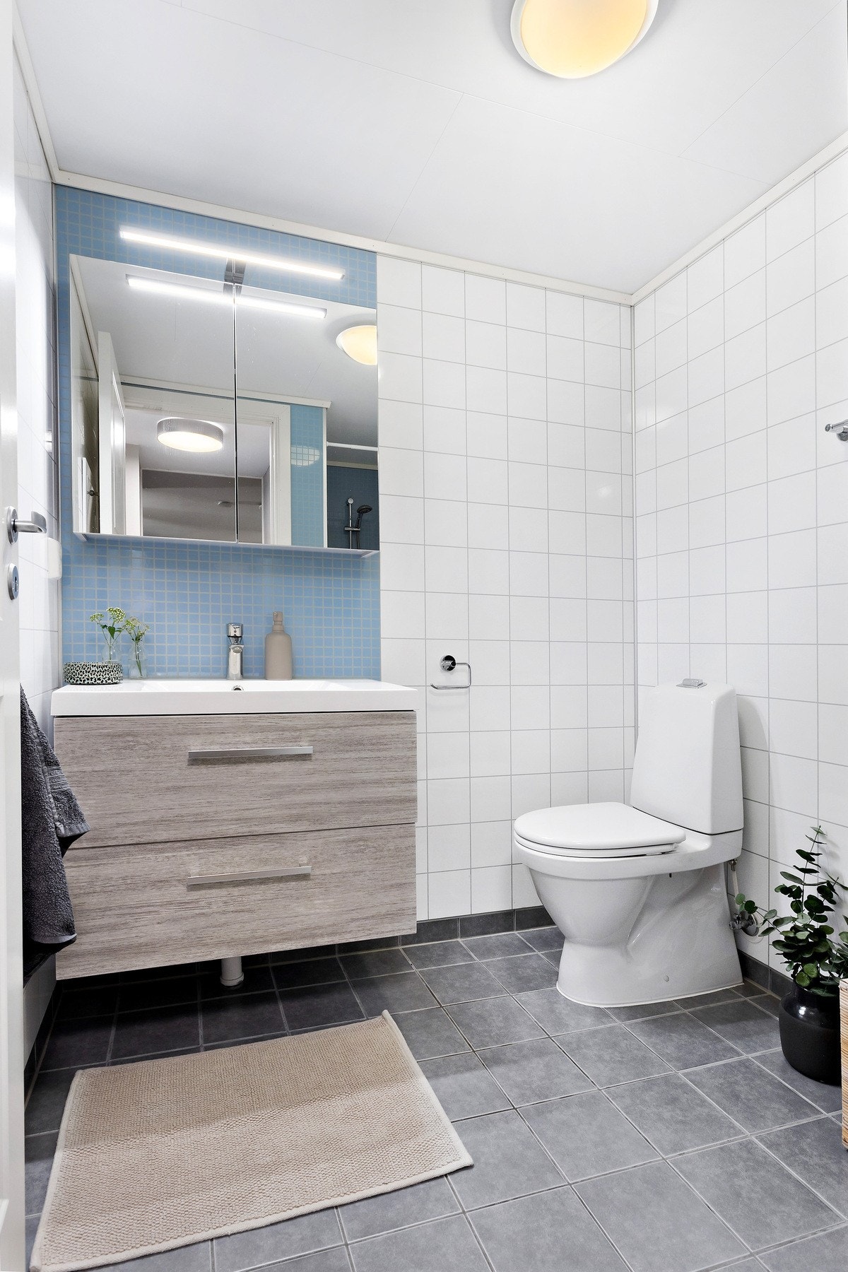 Flott bad i kjeller like ved soverommet. Utstyrt med servant, wc og dusj. Badet har baderomsplater på vegg og flislagt gulv med varmekabler. Galleribilde