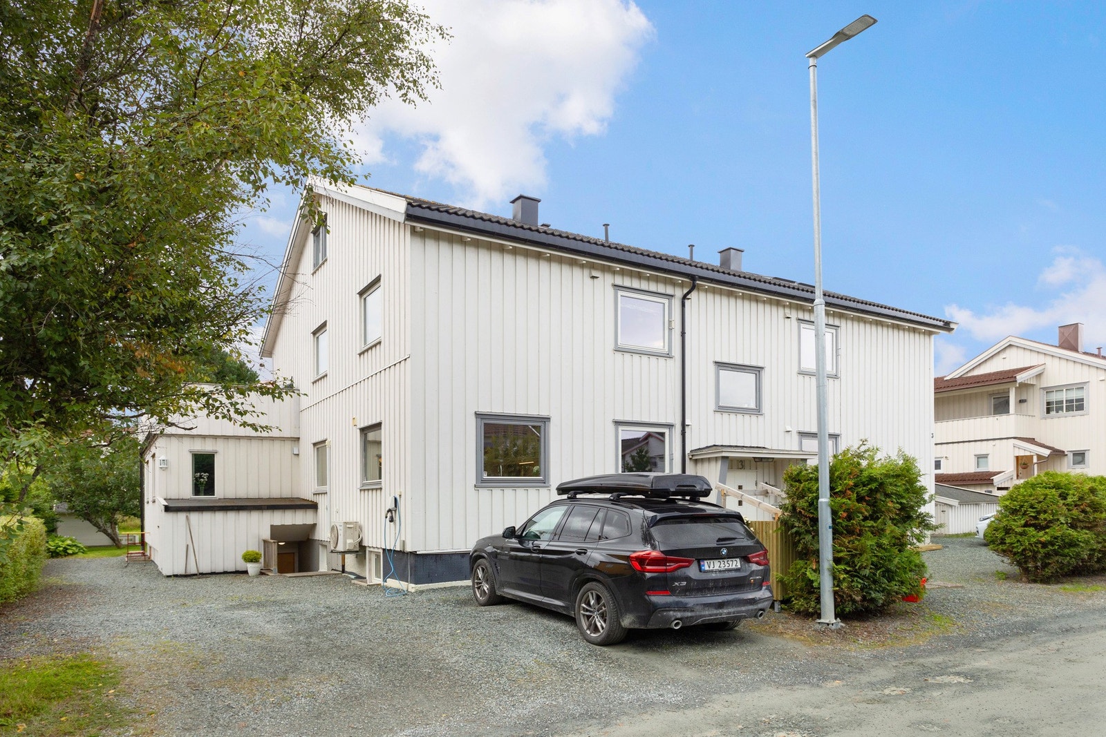 I sameiet er det rikelig med plass for beboerne. Eiere av denne seksjonen har i tillegg fått montert el-bil lader. Velkommen til hyggelig visning! Galleribilde