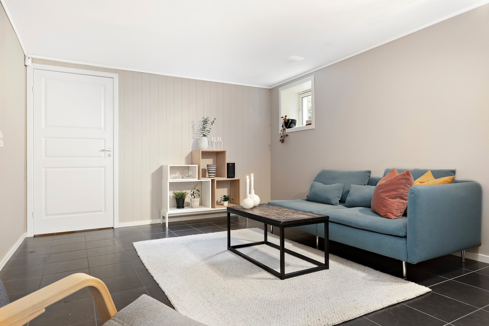 Lys og flott kjellerstue på ca 20 kvm med god plass til sofagruppe. Galleribilde