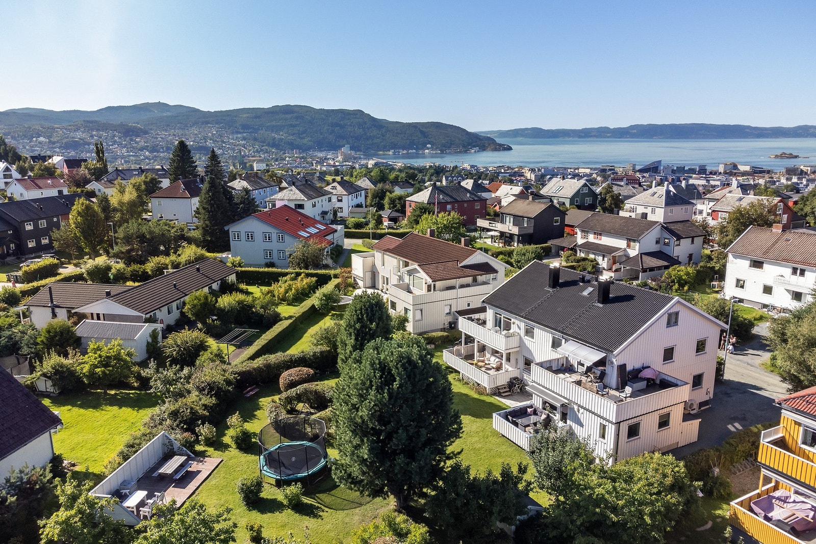 Leiligheten har en fantastisk beliggenhet med mye luft mellom husene. Eiendommen ligger i et rolig og barnevennlig område med kort vei til midtbyen. Galleribilde