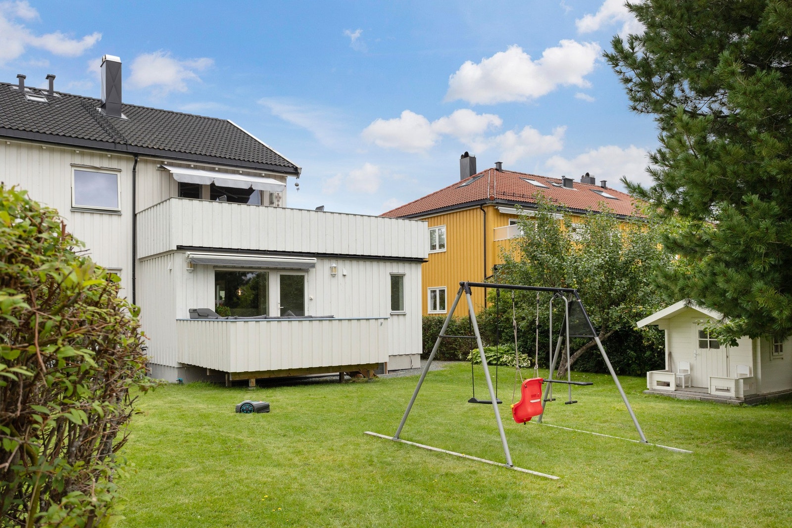 Terrassen ble utvidet av dagens eiere 2021. Det kan også nevnes at det ble drenert rundt denne siden av huset i forbindelse med tilbygget fra 2012. Galleribilde