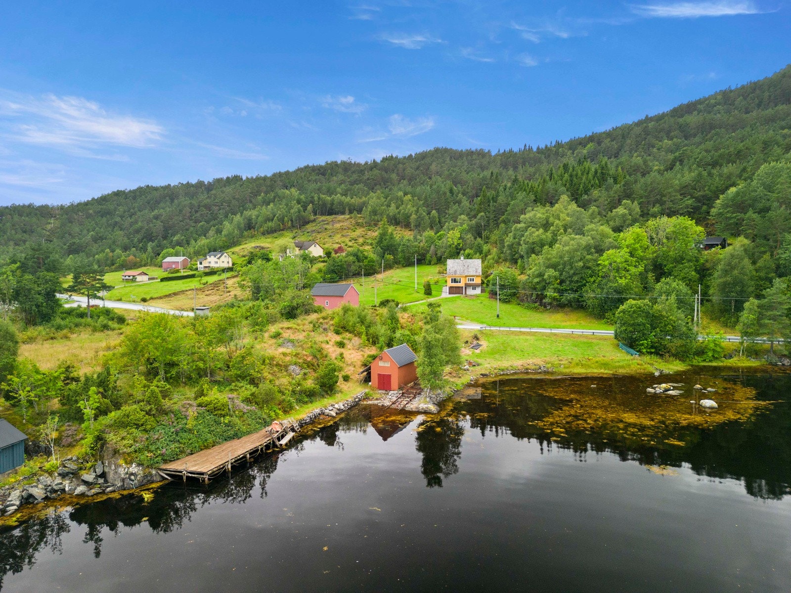 Eiendommen ligger fint til i landlige omgivelser i Leirvik Galleribilde