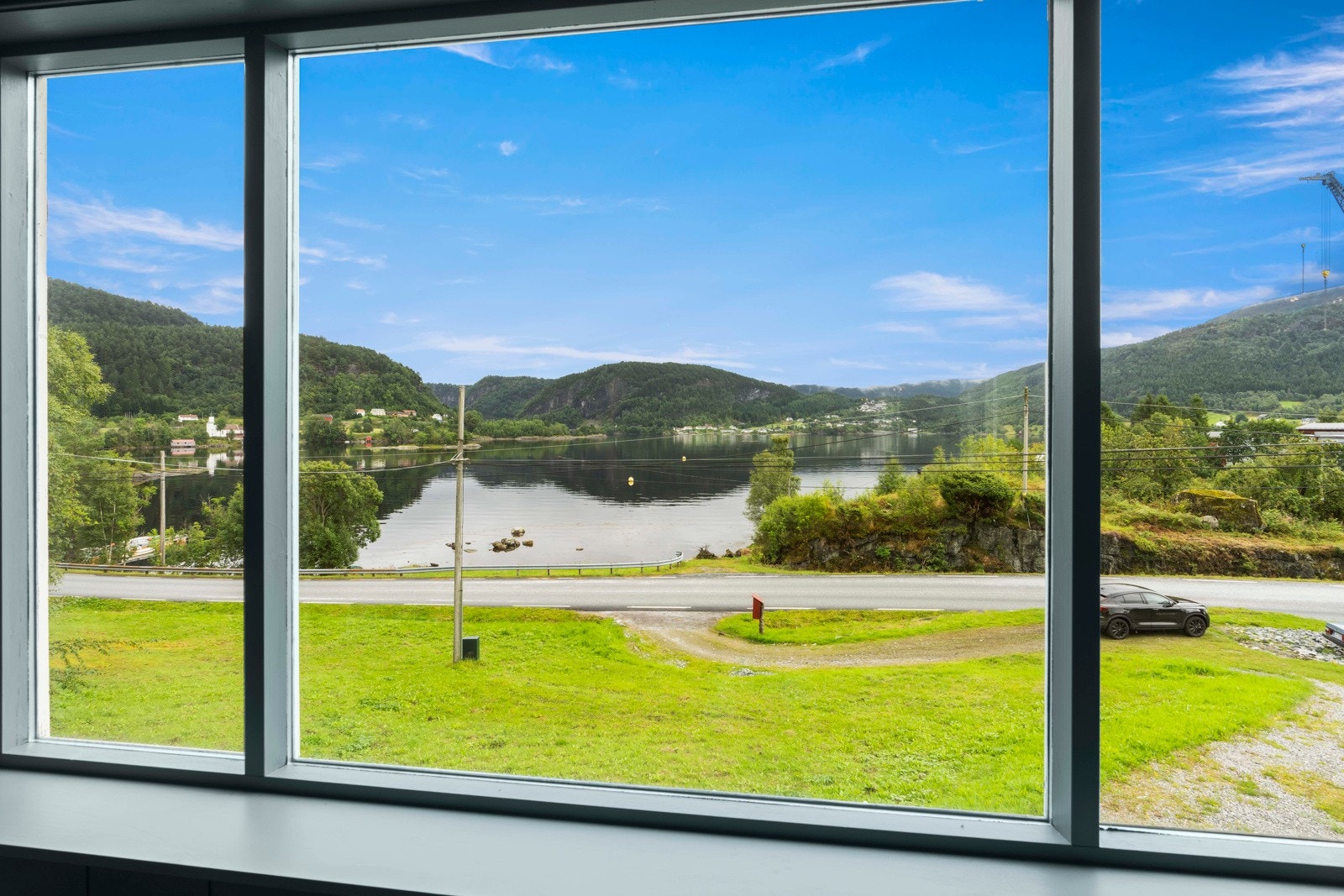 Fra boligen er det utsikt ned mot fjorden Galleribilde