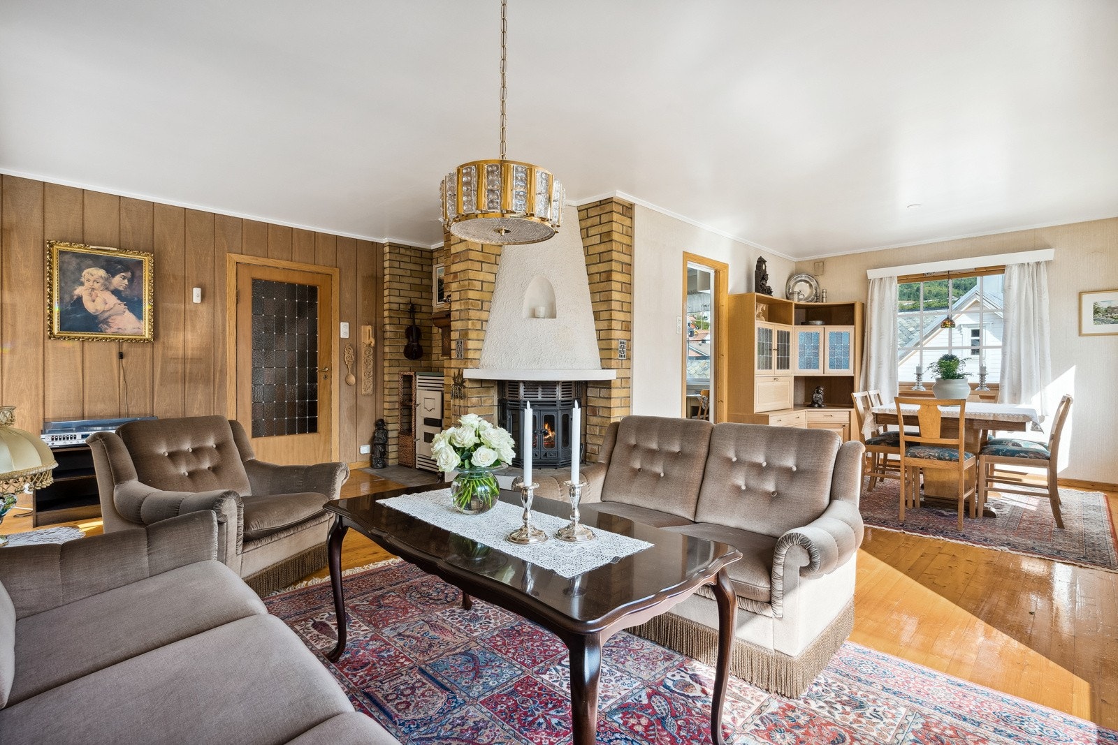 Ei romsleg og triveleg stove med god plass til fleire sitjegrupper. Galleribilde