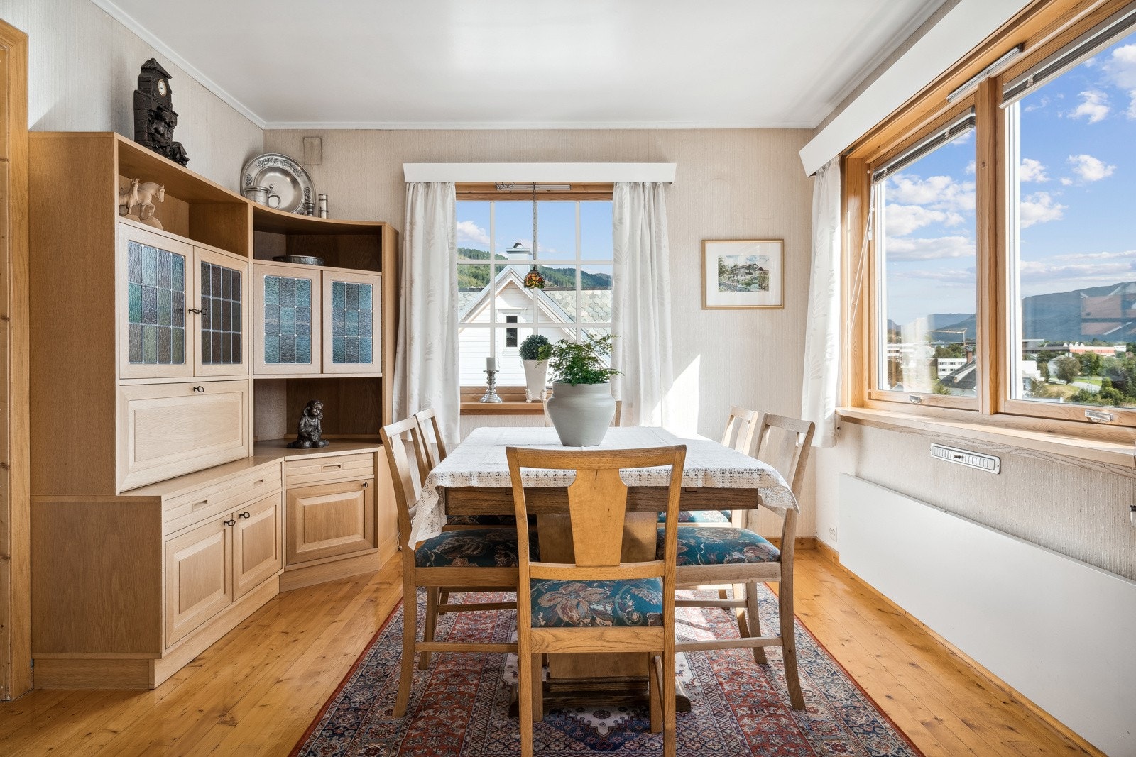 Ei lys og triveleg spisestue med mykje vindauge som gjev god romkjensle. Galleribilde