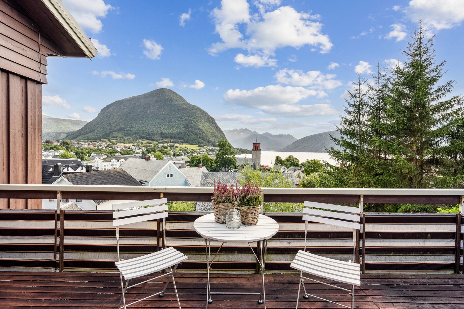 Skjerma og triveleg terrasse. Galleribilde