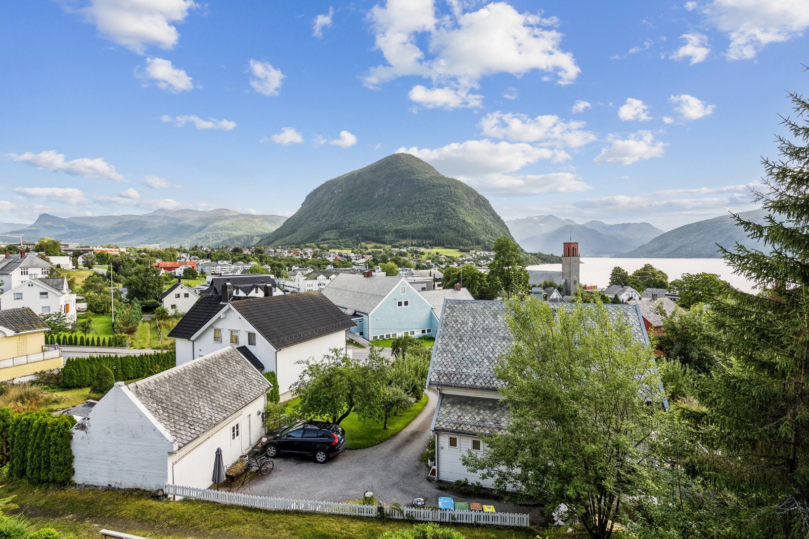 Frå bustaden har ein flott utsikt over Volda sentrum og mot Voldsfjorden. Galleribilde