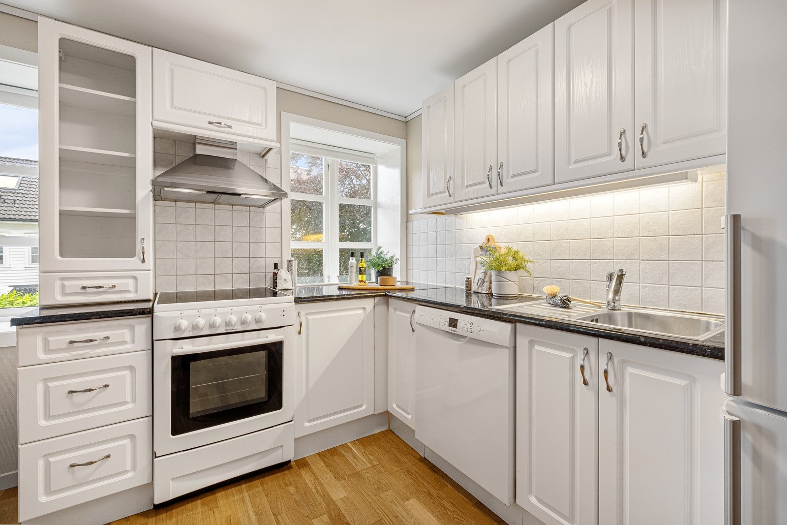 Varmtvannsbereder er plassert i hjørnet i innredningen. Galleribilde