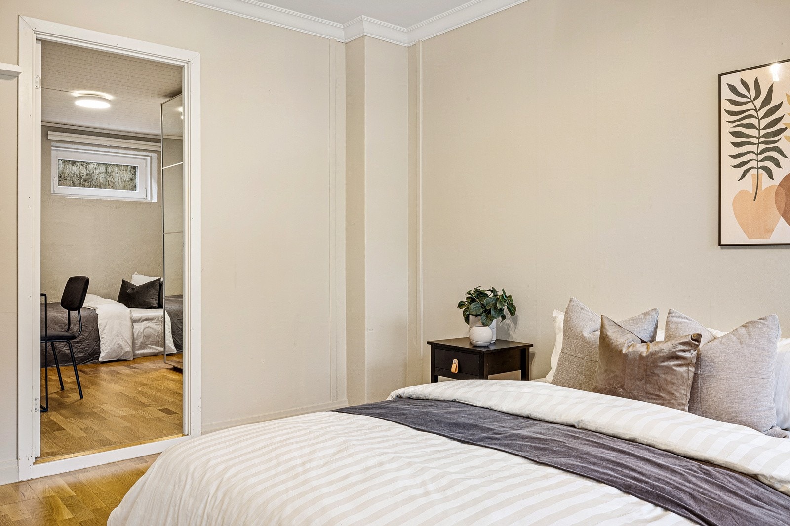 Ingang til kontor fra soverom. Galleribilde