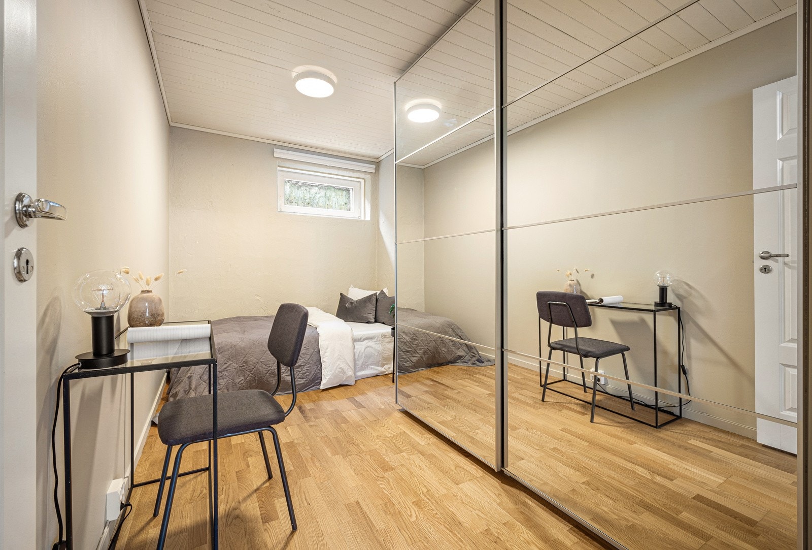 Kontoret er opprinnelig godkjent som boden til leiligheten. Selger har satt inn et vindu her, og har selv brukt dette som et soverom/gjesterom. Galleribilde