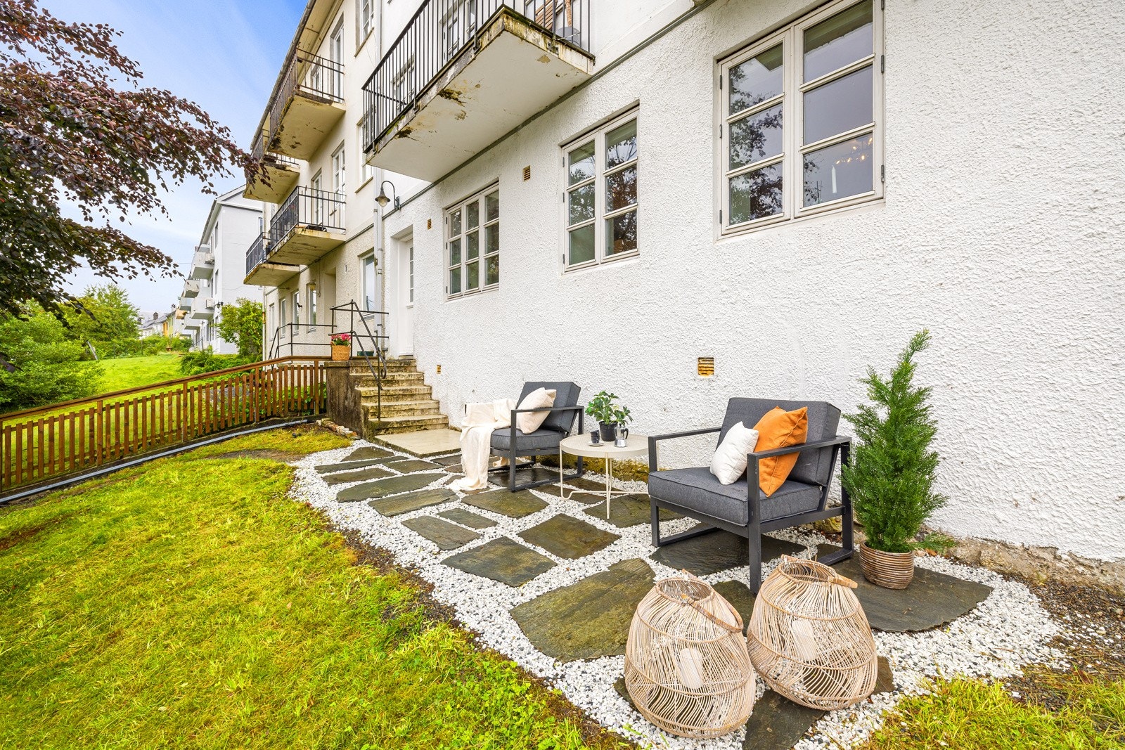 Sameiet har felles uteplass på nedsiden og oppsiden av bygget. Galleribilde