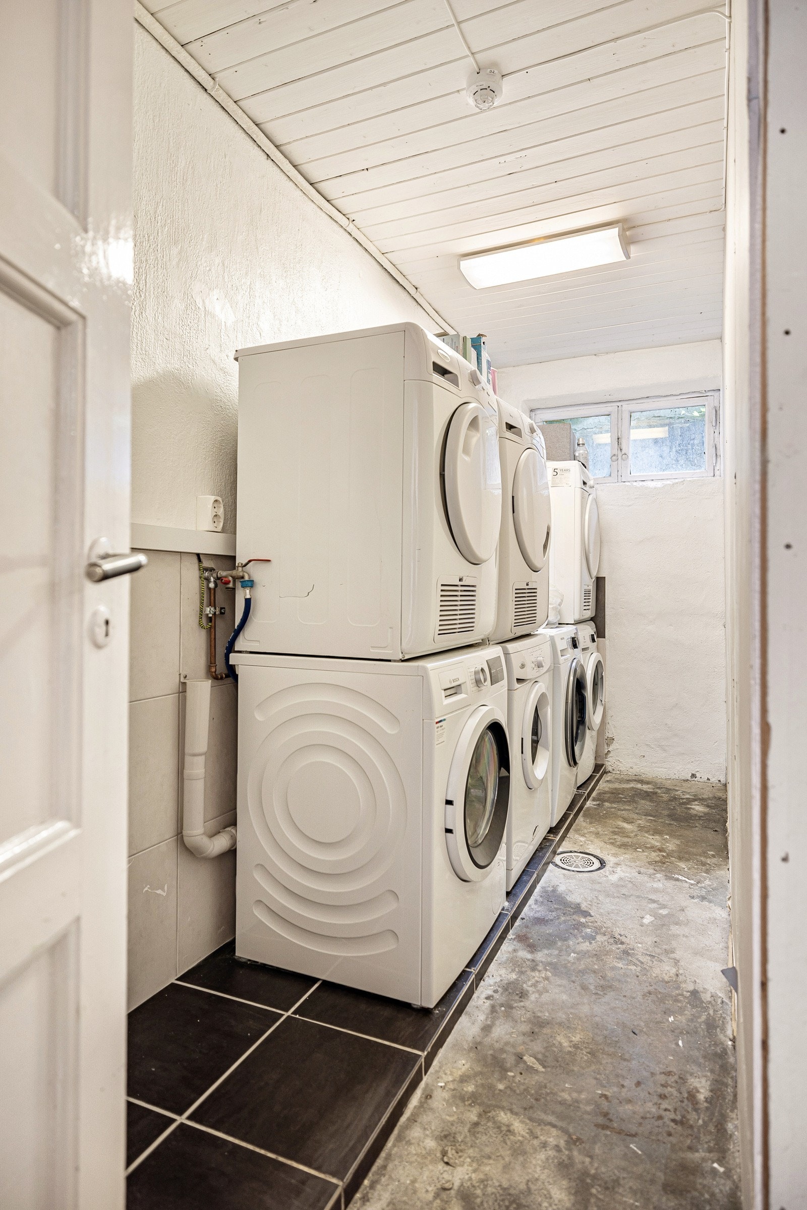 Felles vaskekjeller med egne maskiner. Galleribilde