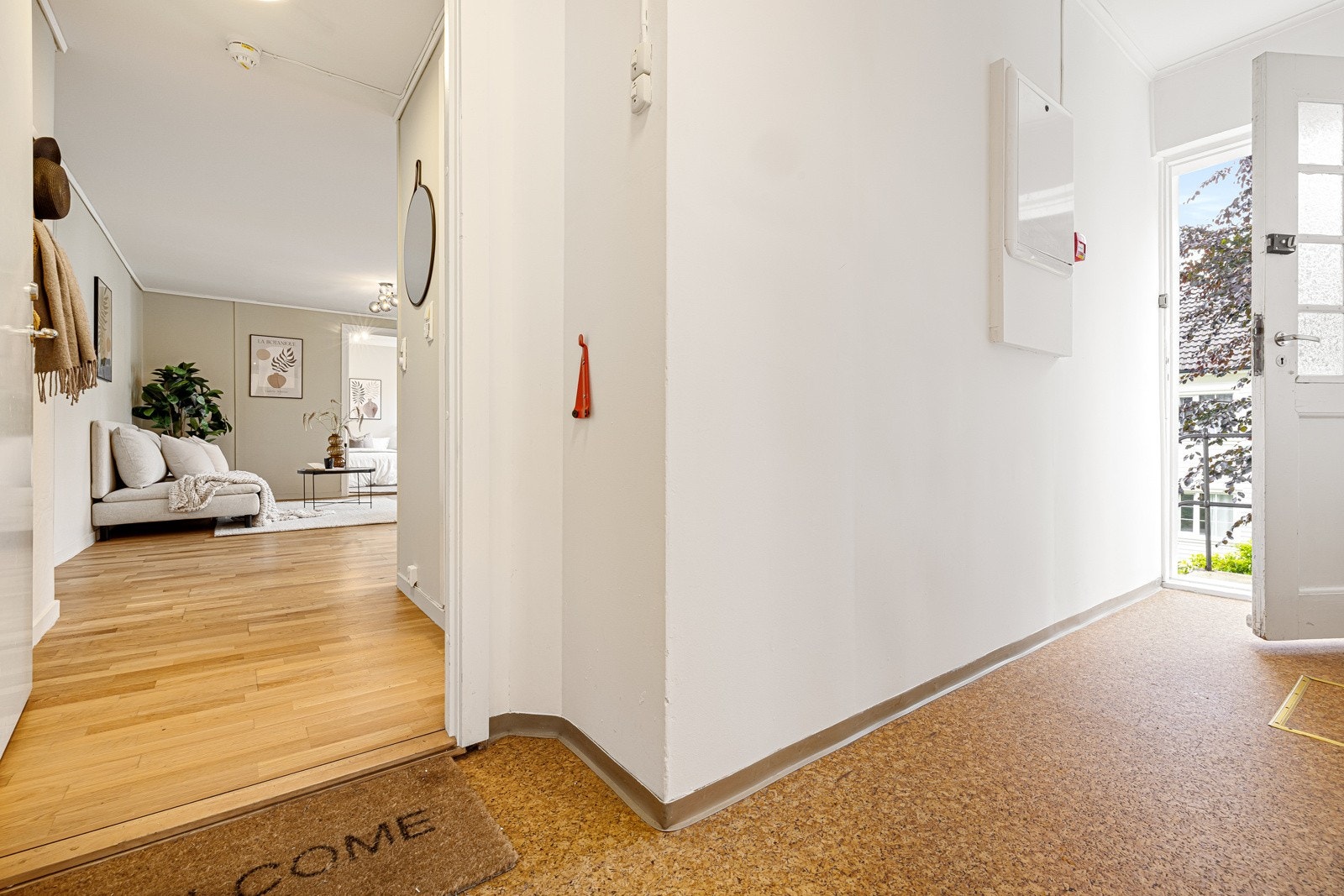 Her ser du inngang til leiligheten til venstre og inngang fra hage til høyre. Galleribilde