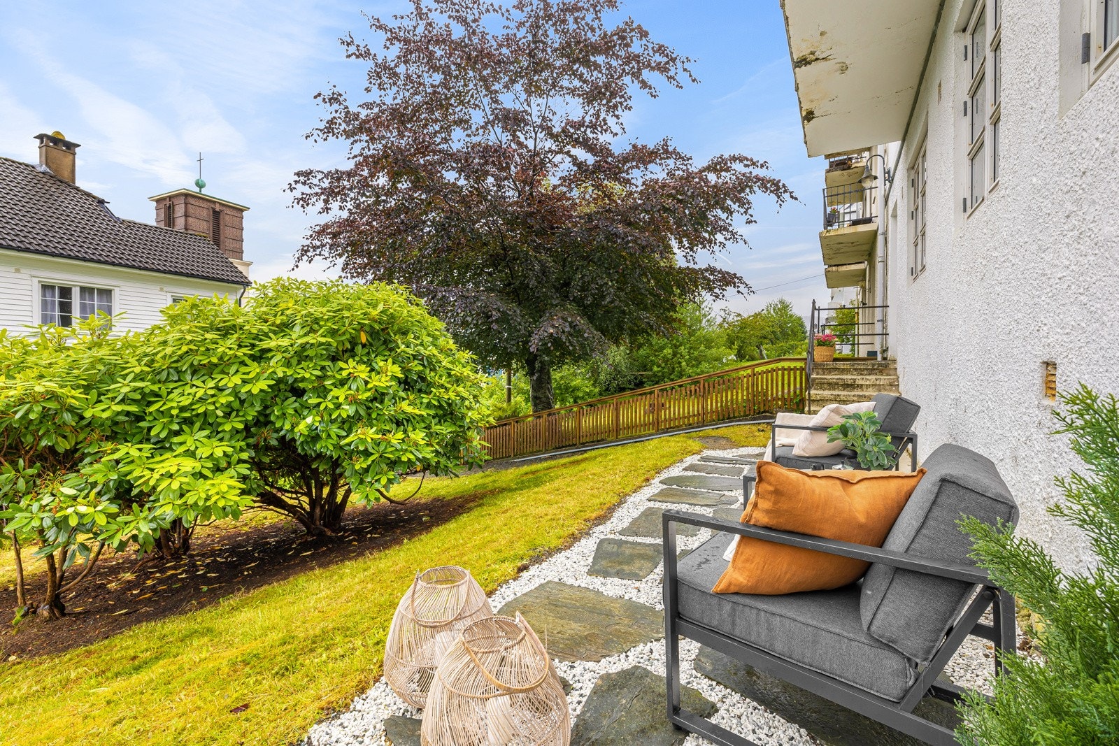 Koselig felles uteplass og hage. Det er uteplass på begge sider av huset. Galleribilde