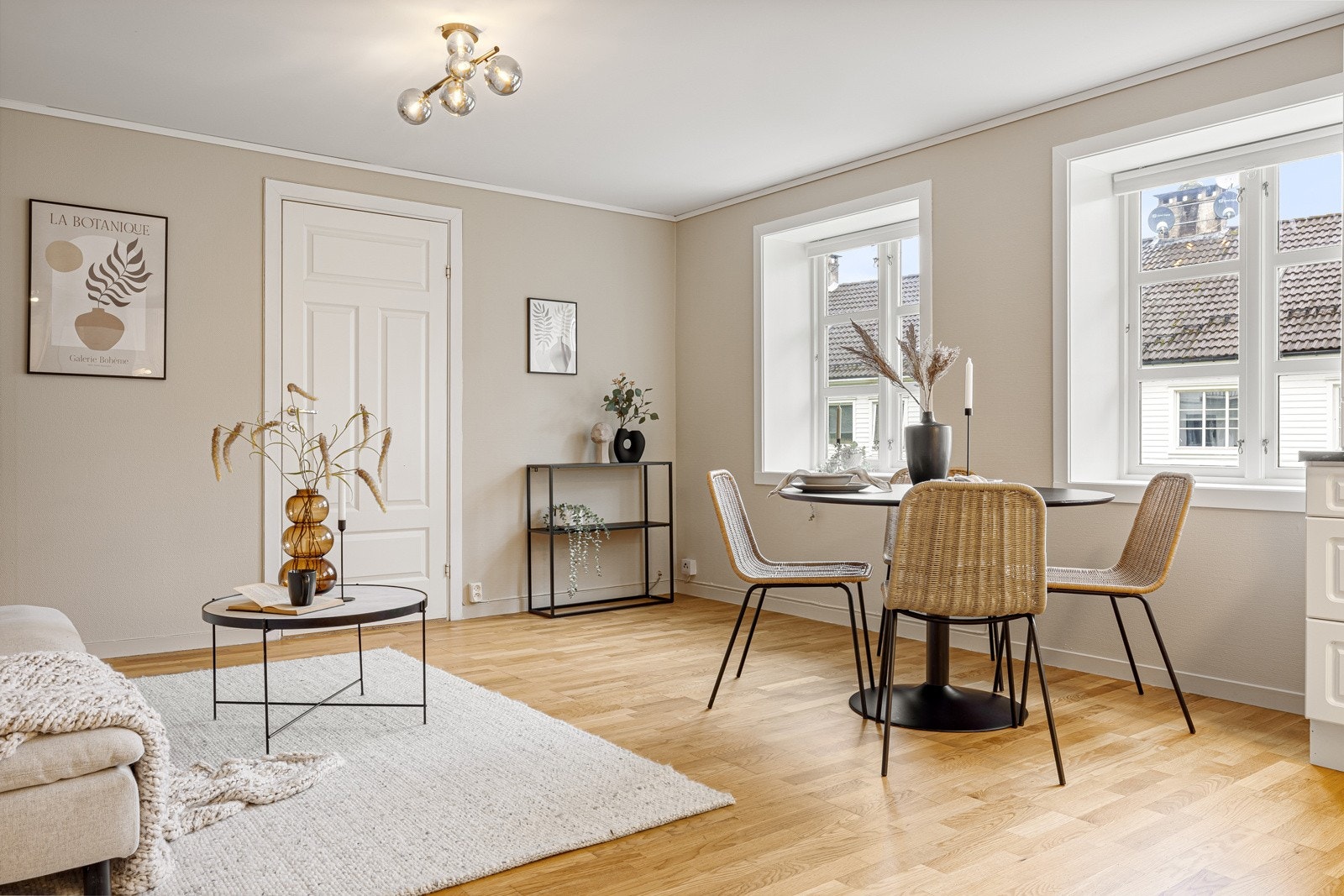 Romslig stue med god plass til gjester. Galleribilde