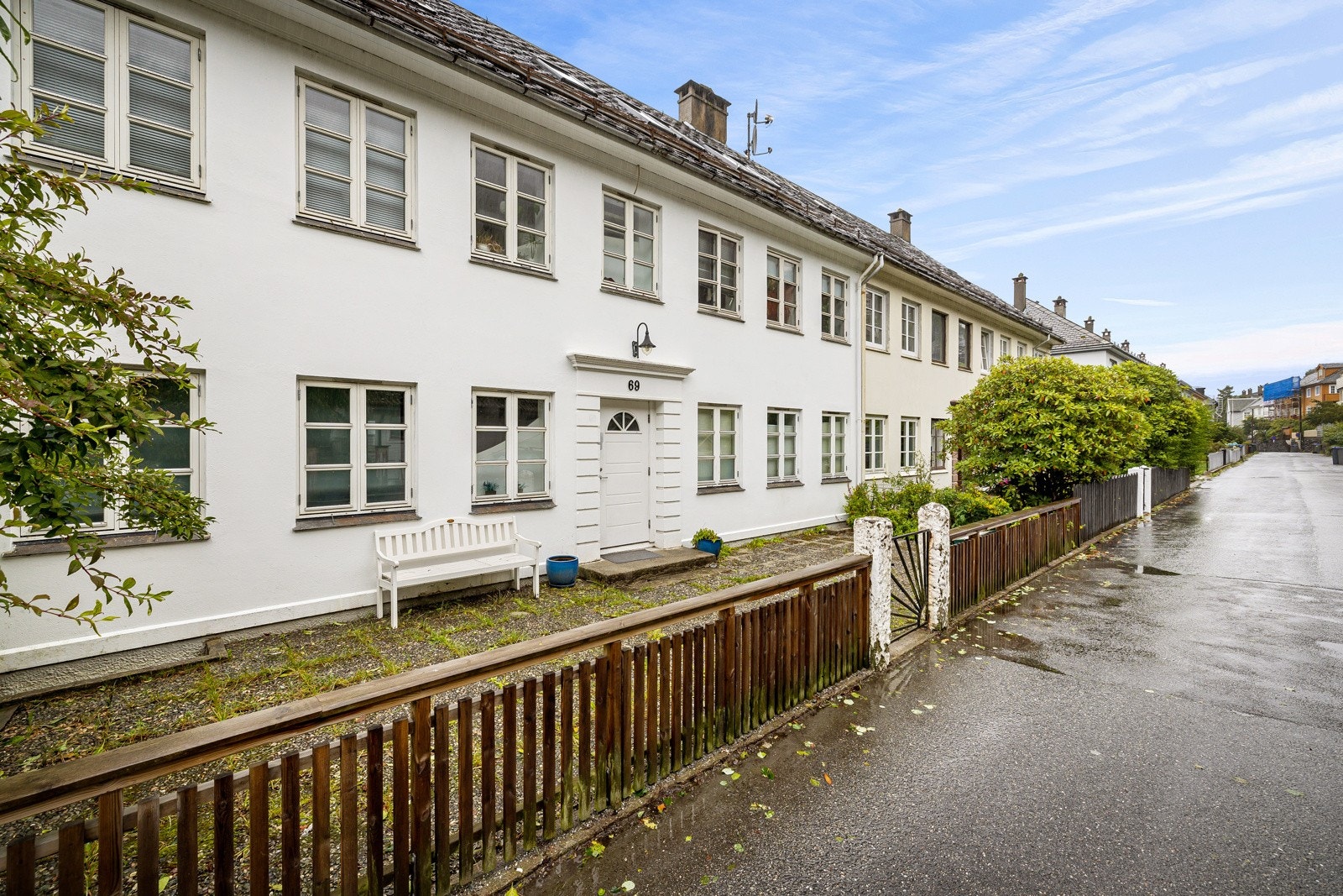 Inngangsparti og fasade på oppside av bygget. Galleribilde