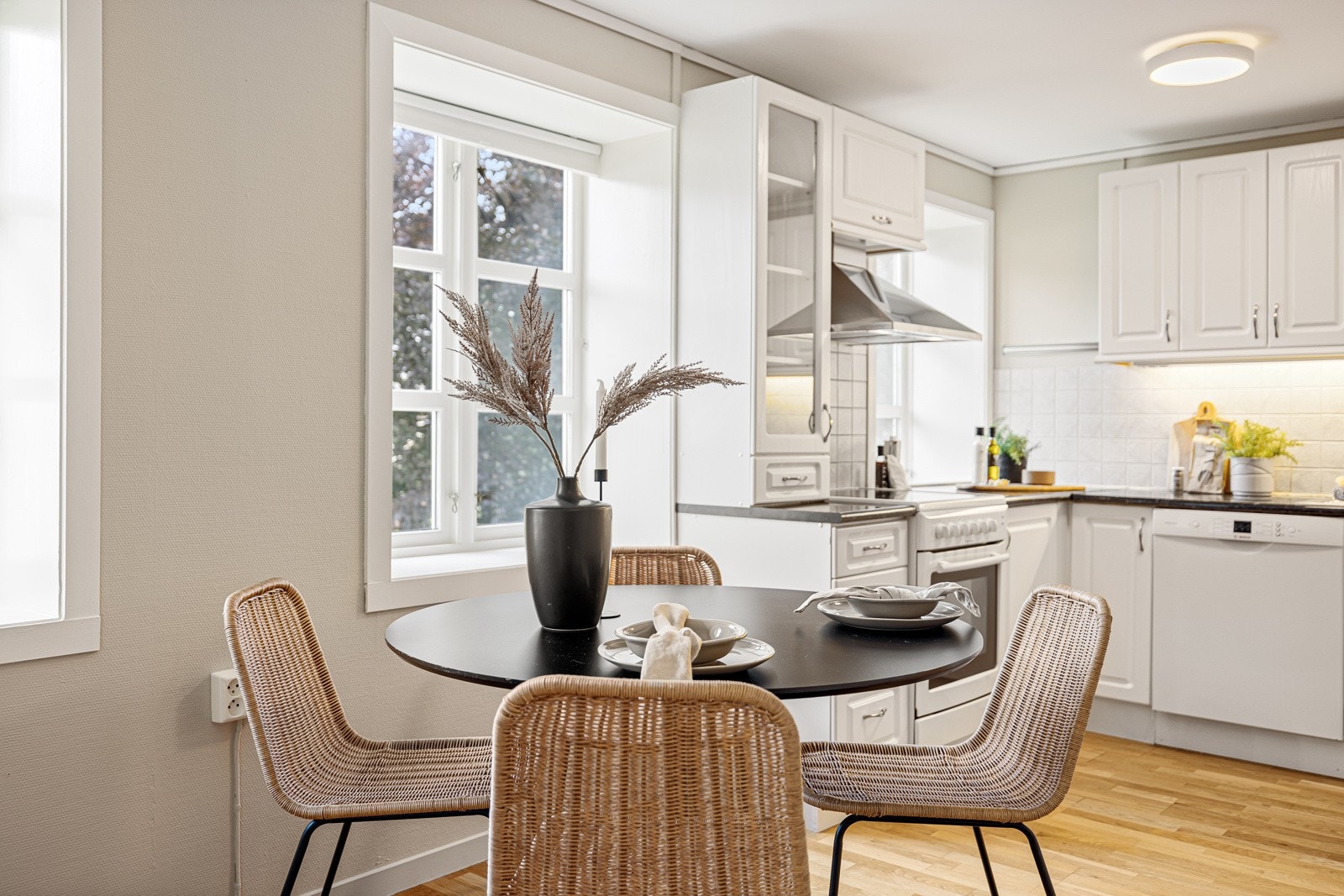 Det er åpen kjøkkenløsning mot stue. Galleribilde