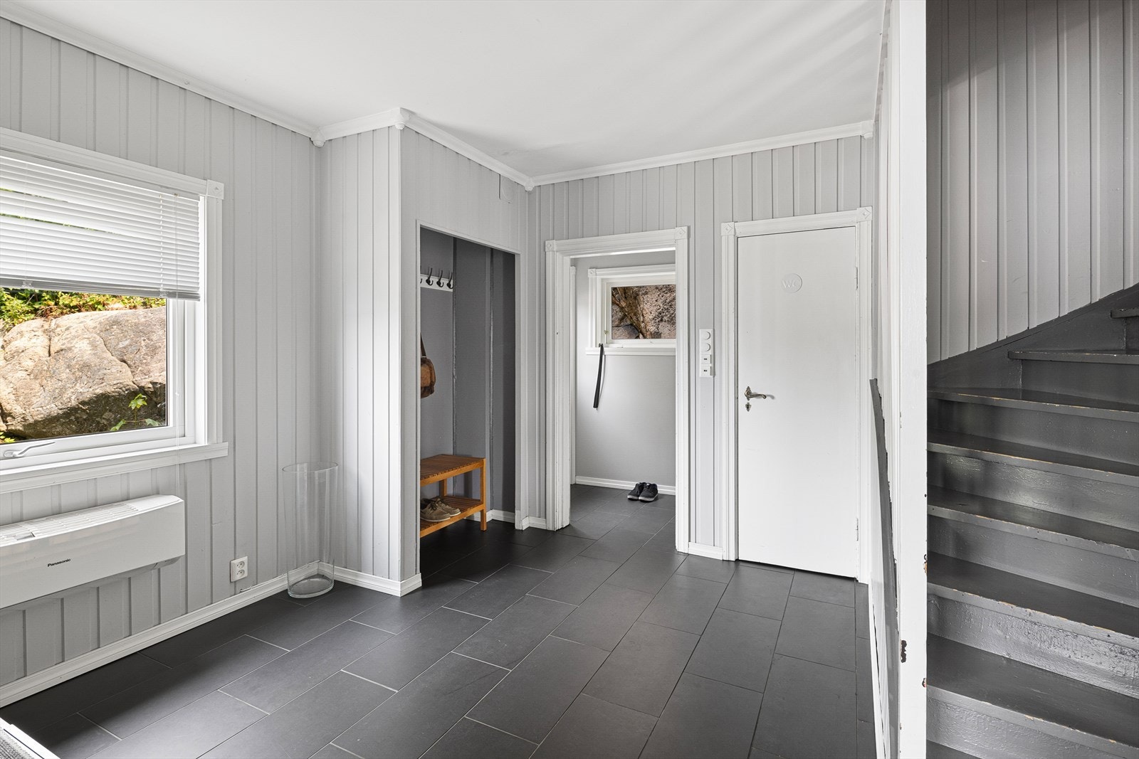 Vegger av panel, malt i en tidløs, lys grå fargetone. Galleribilde