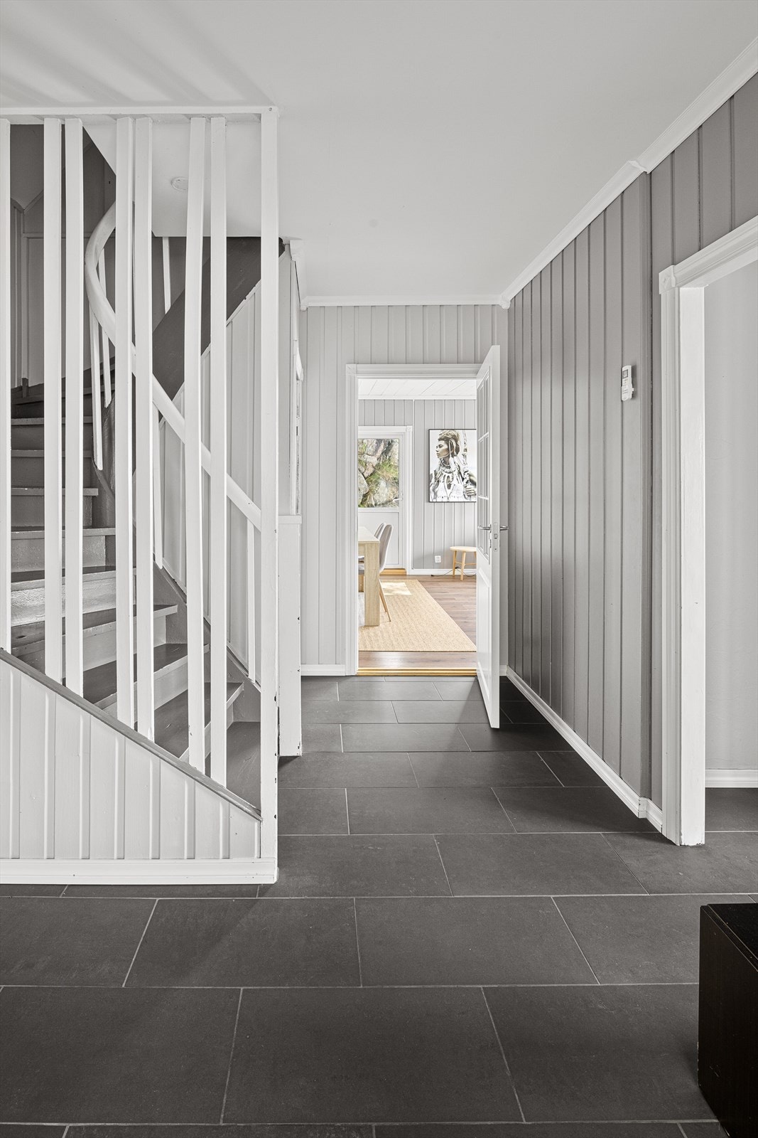 Entré/trappegang/hall med fliser og varmekabler på gulv. Galleribilde