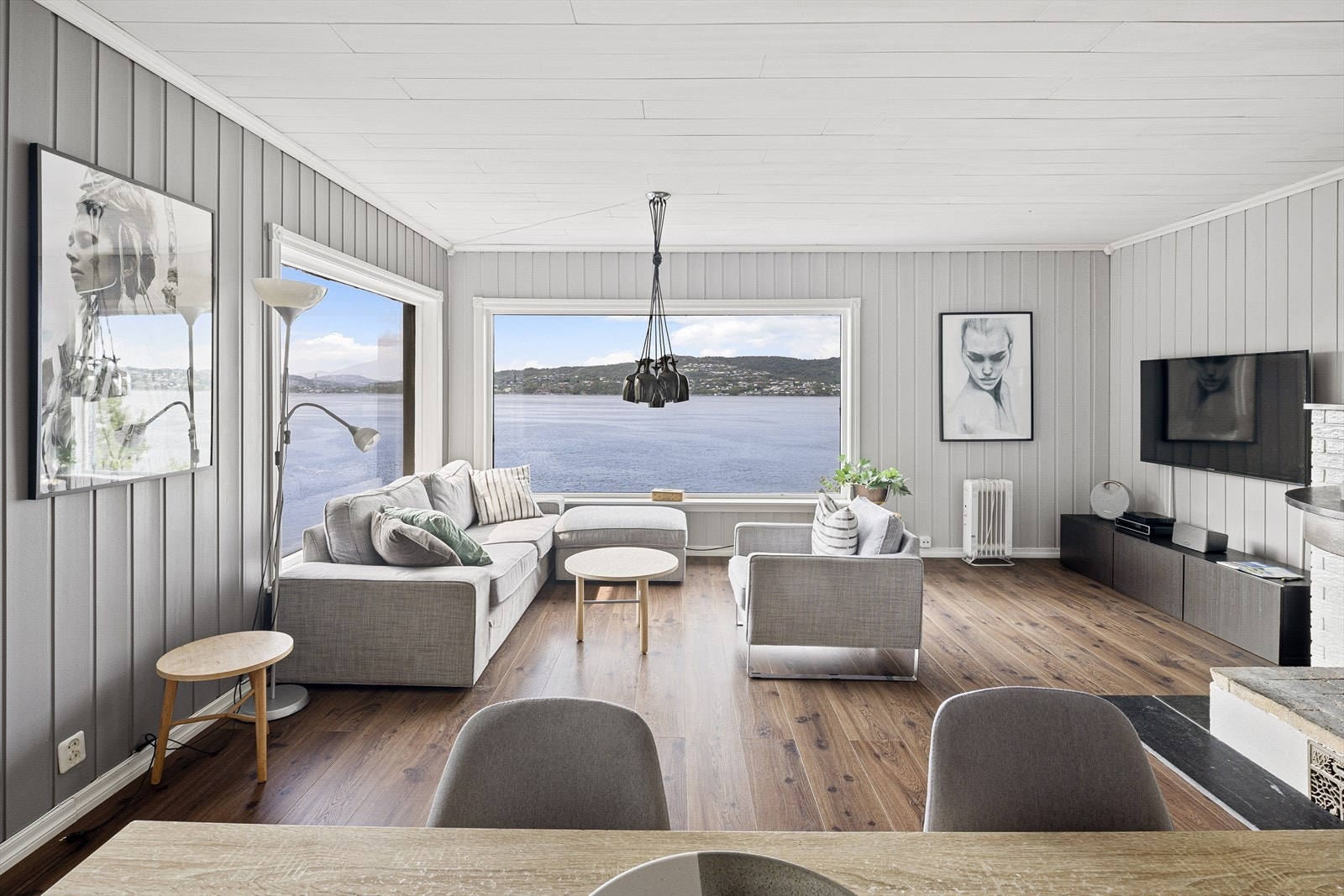 I stuen er det god plass til å dele opp i soner hvor man kan innrede med hjørnesofa og spisestue. Galleribilde