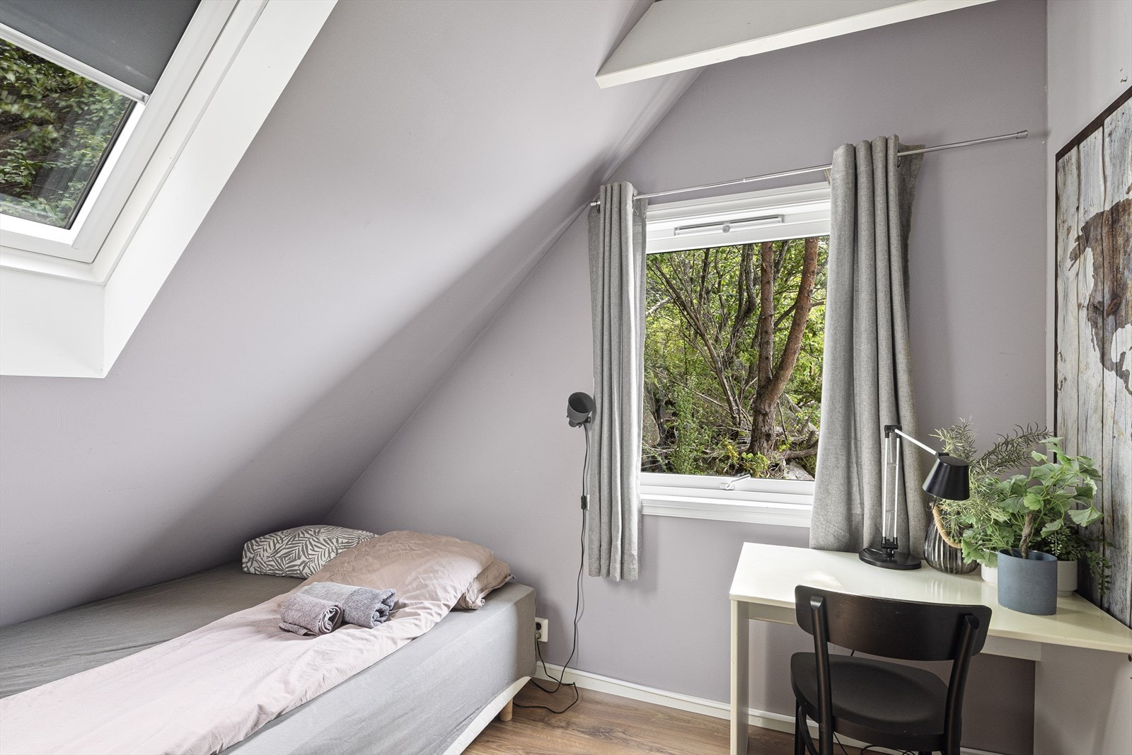 Følg trappen opp til boligens loftsetasje hvor det er hall, 3 soverom og bad. De to første soverommene var opprinnelig byggemeldt som et soverom. Galleribilde