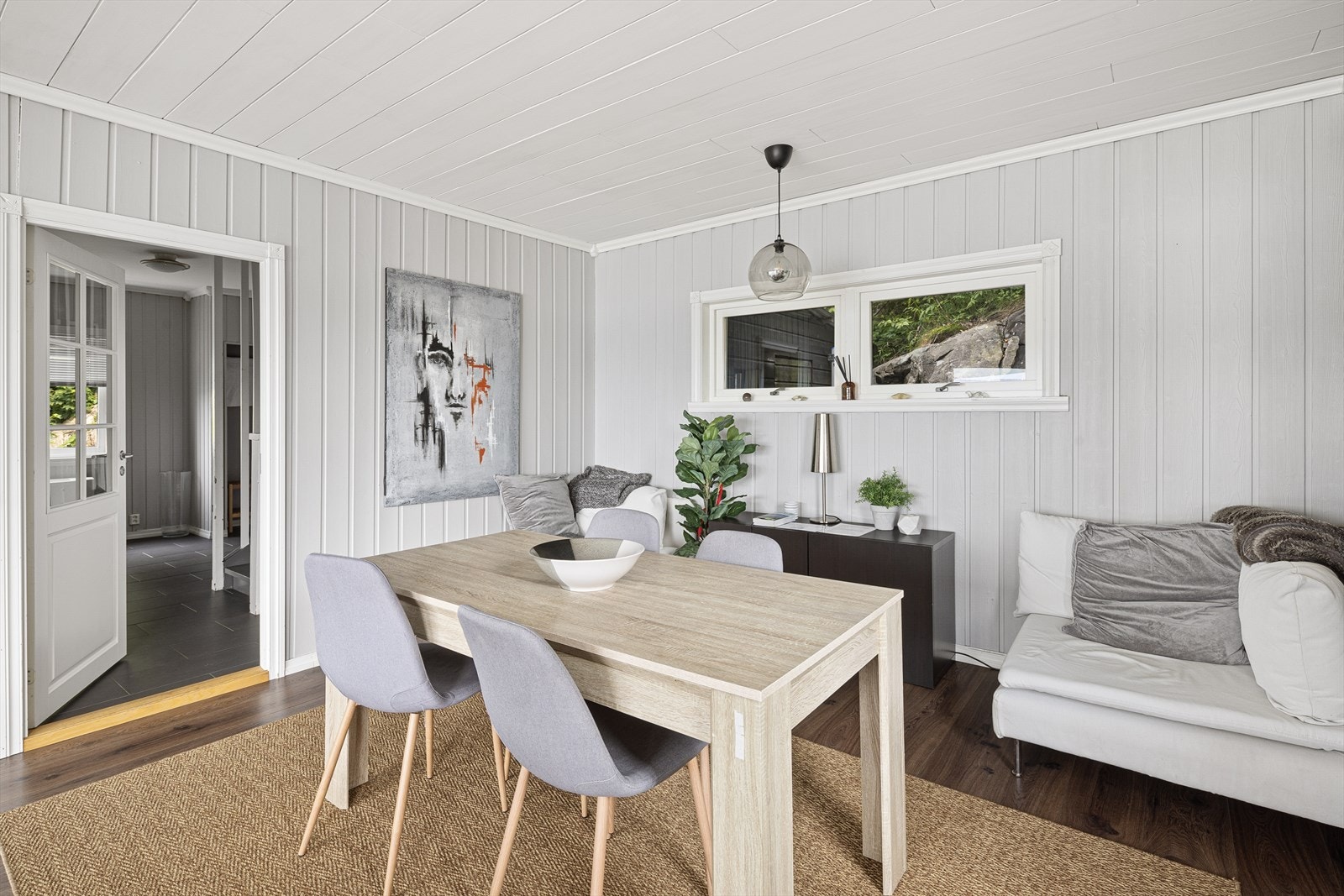 Spisestuen er romslig med plass til langbord! Galleribilde