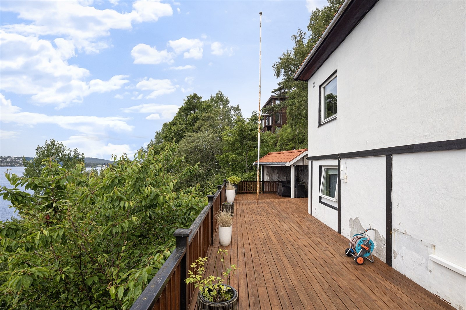 Utenfor underetasje er det en romslig terrasse med overbygget pergola, oppført i tiden 2010-2013. Galleribilde