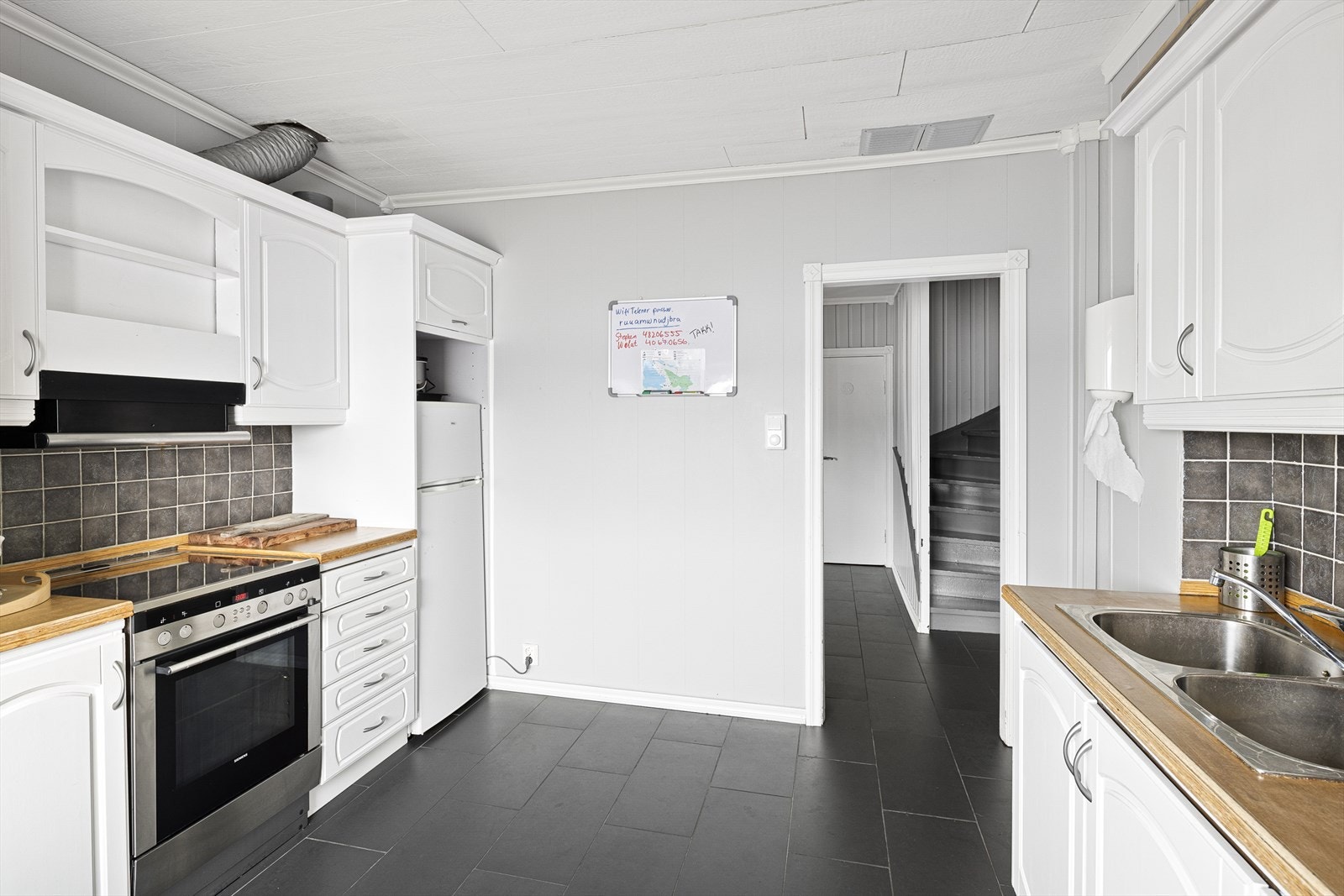 Det er tilrettelagt for frittstående oppvaskmaskin, kjøleskap og komfyr. Galleribilde