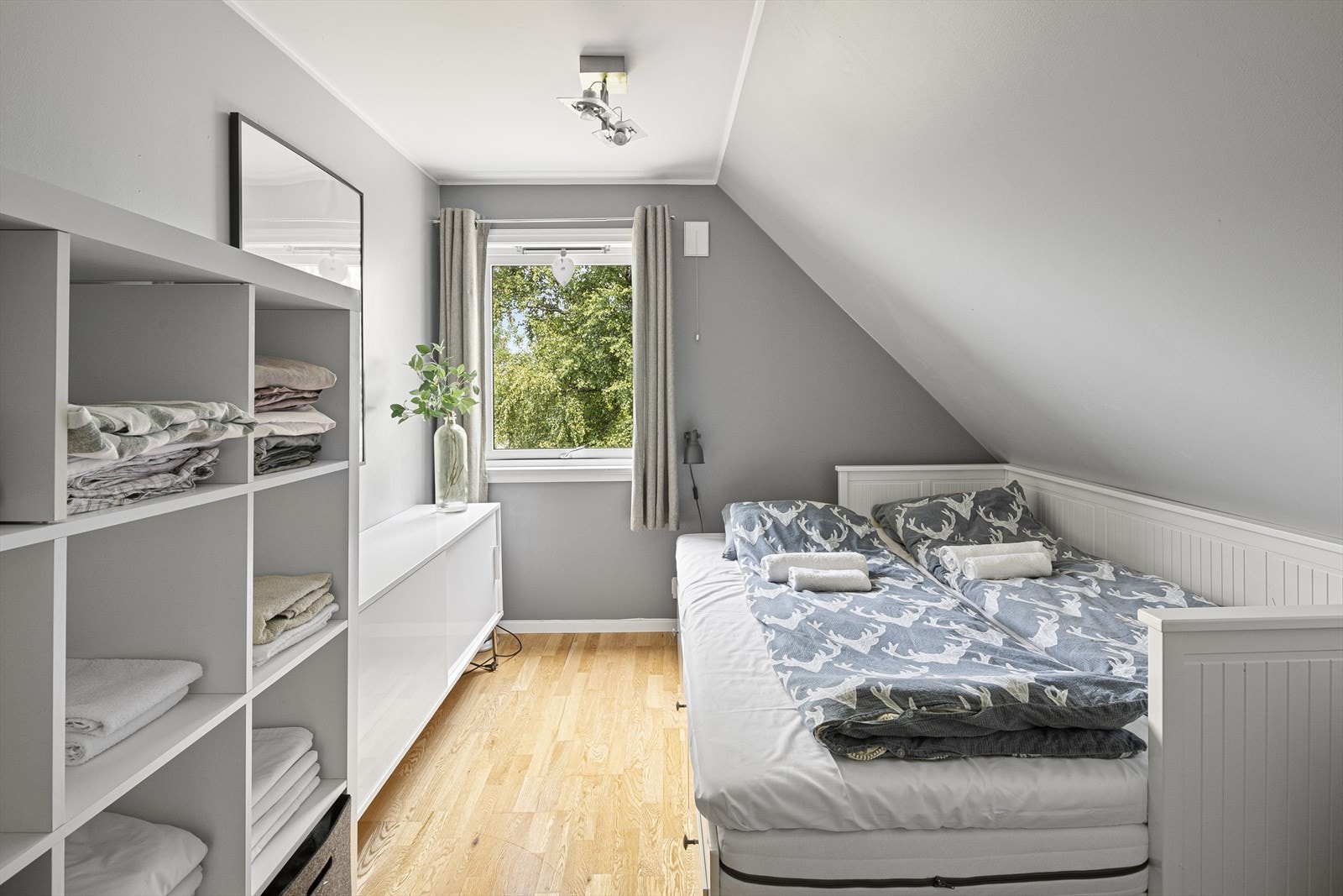 Soverommene er av fin størrelse, med plass til seng, garderobeskap og skrivebord på alle rom. Galleribilde