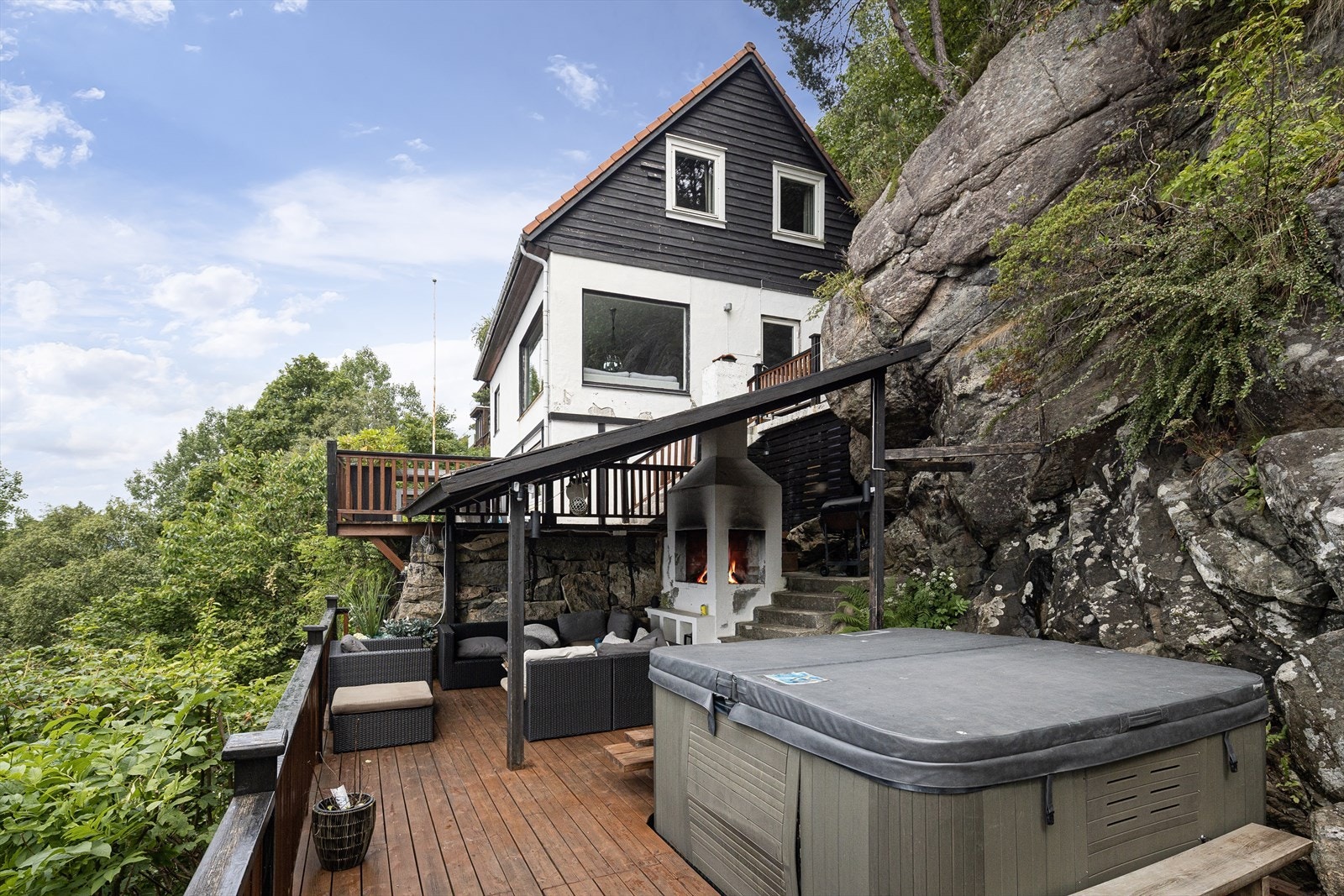 Et nivå ned ble det i 2010-2011 bygget et flott uteområde med platning og overbygg, utepeis og jacuzzi. Galleribilde