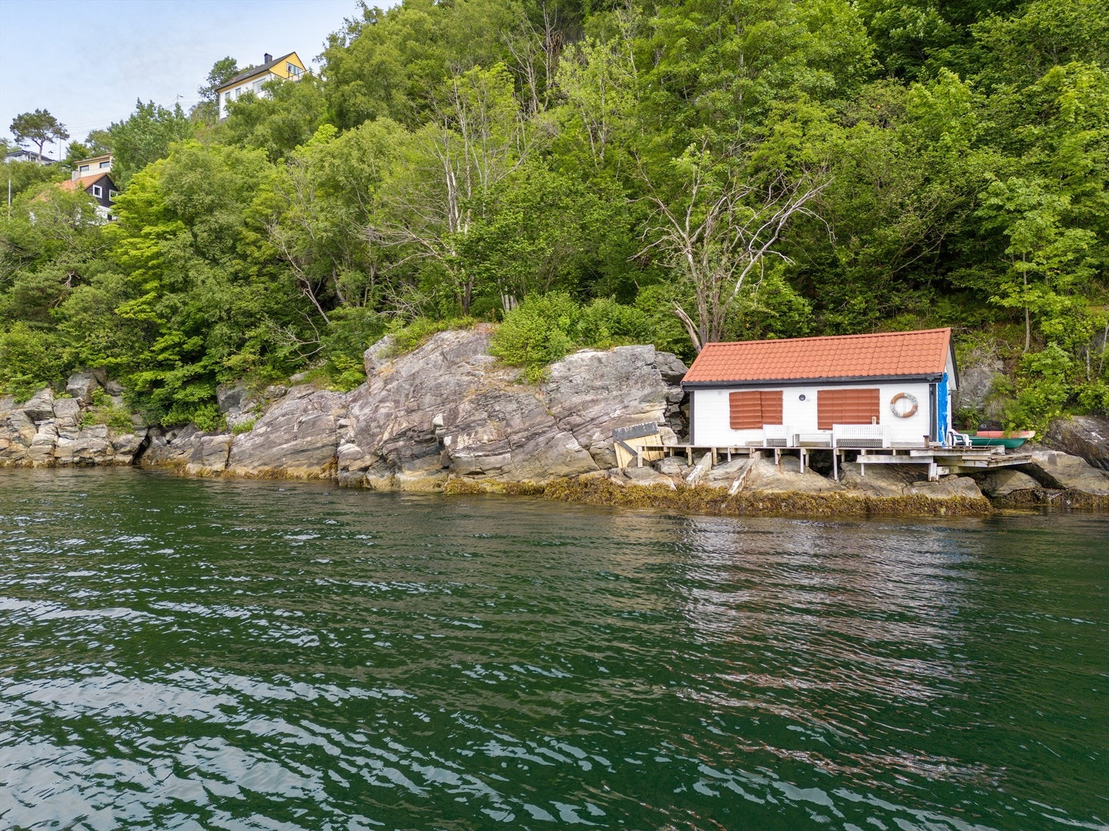 Det er enkel adkomst via skog til eget naust på 25 kvm helt i sjøkanten. Her kan man bade, fiske og nyte late sommerdager ved sjøen. Galleribilde
