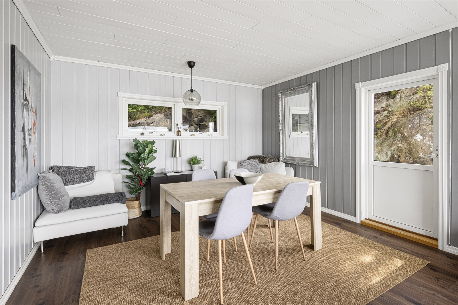 Verandadør i stue mot trapp ned til treplatning og videre ned til treplatning ved utepeis. Galleribilde