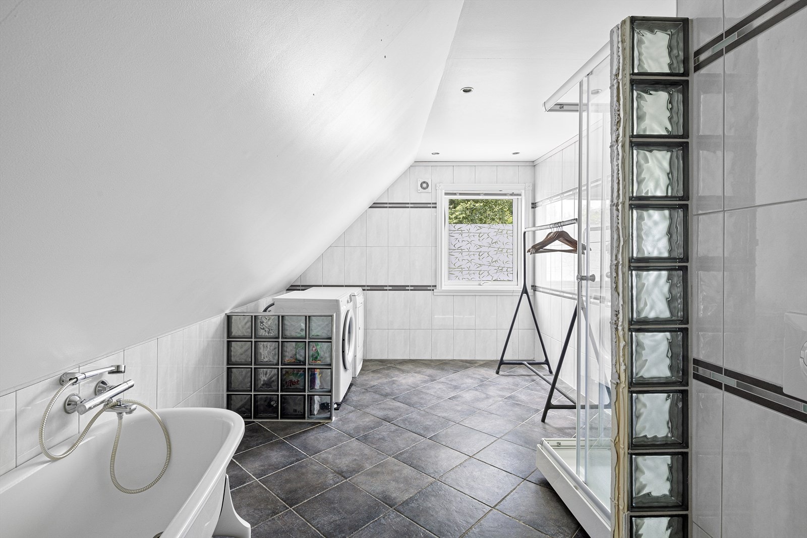 Helfliset bad/vaskerom på loft downlights i himling og varmekabler i gulv. Galleribilde