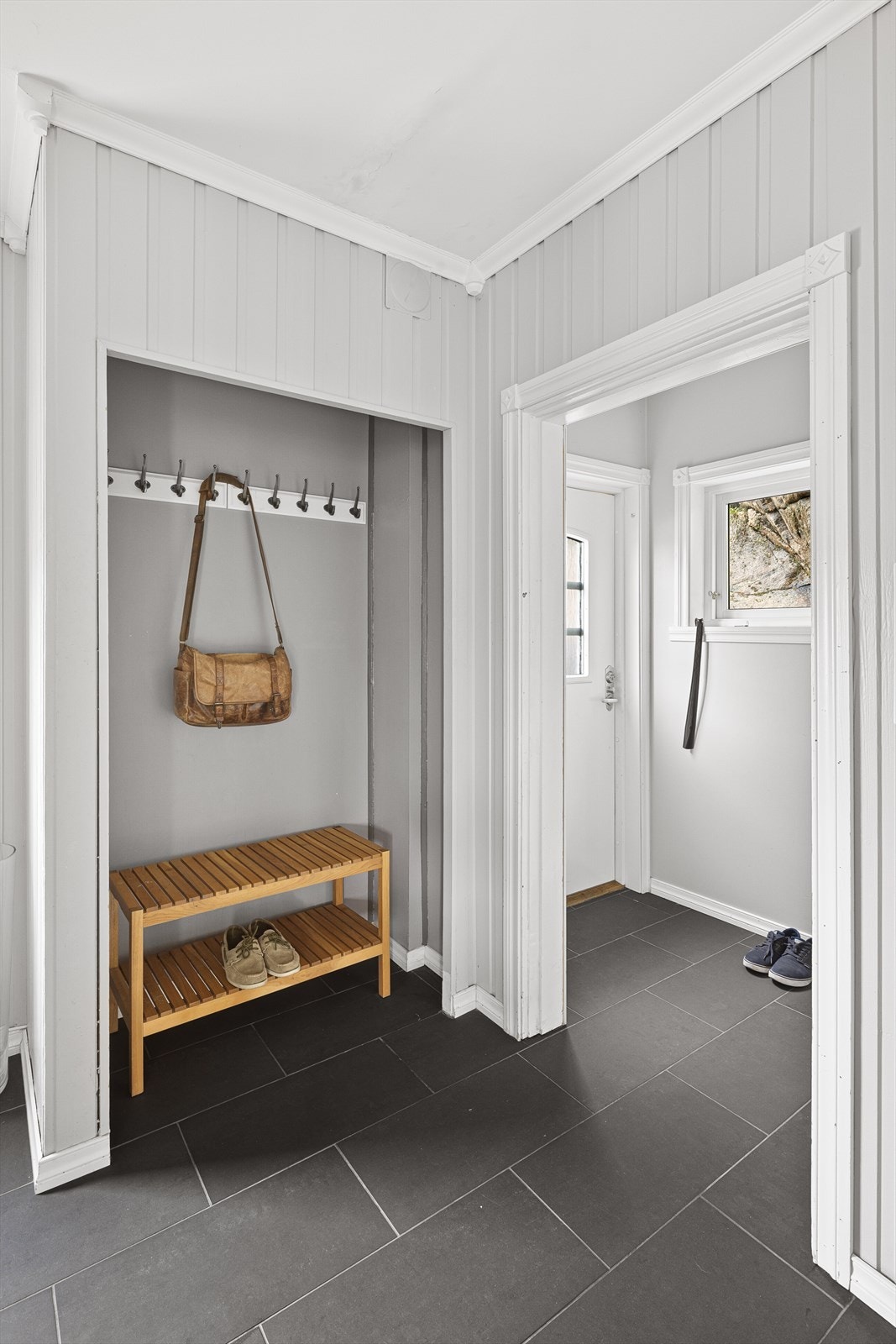 Ved inngangsdør er det et praktisk garderobe-nisje med plass til jakkeknagger og skostativ. Galleribilde