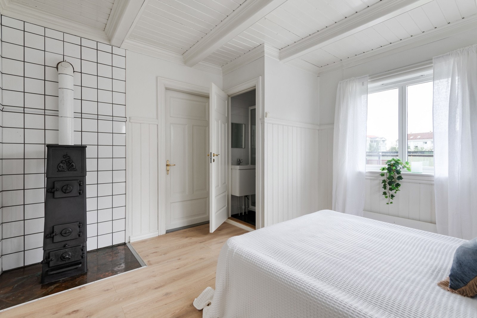 Dette rommet har vedovn og eget dusjrom. Galleribilde