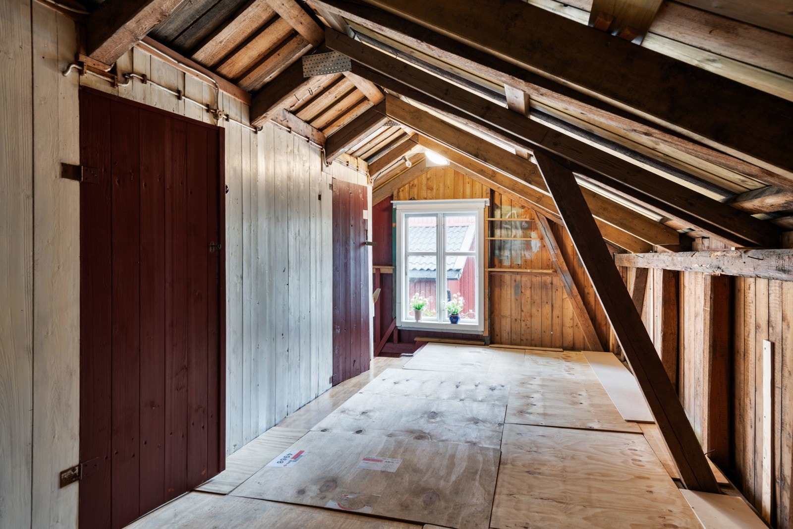 På loftet i uthuset har man god lagringsplass. Galleribilde