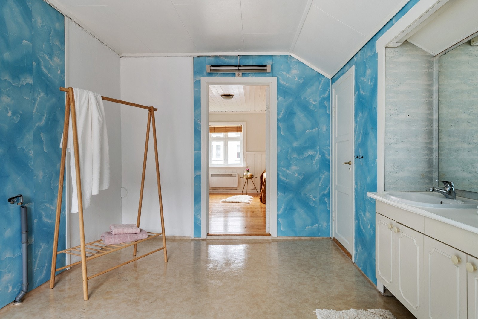 Rommet inneholder: Toalett, servant med innredning, badekar, dusj og opplegg til vaskemaskin. Galleribilde